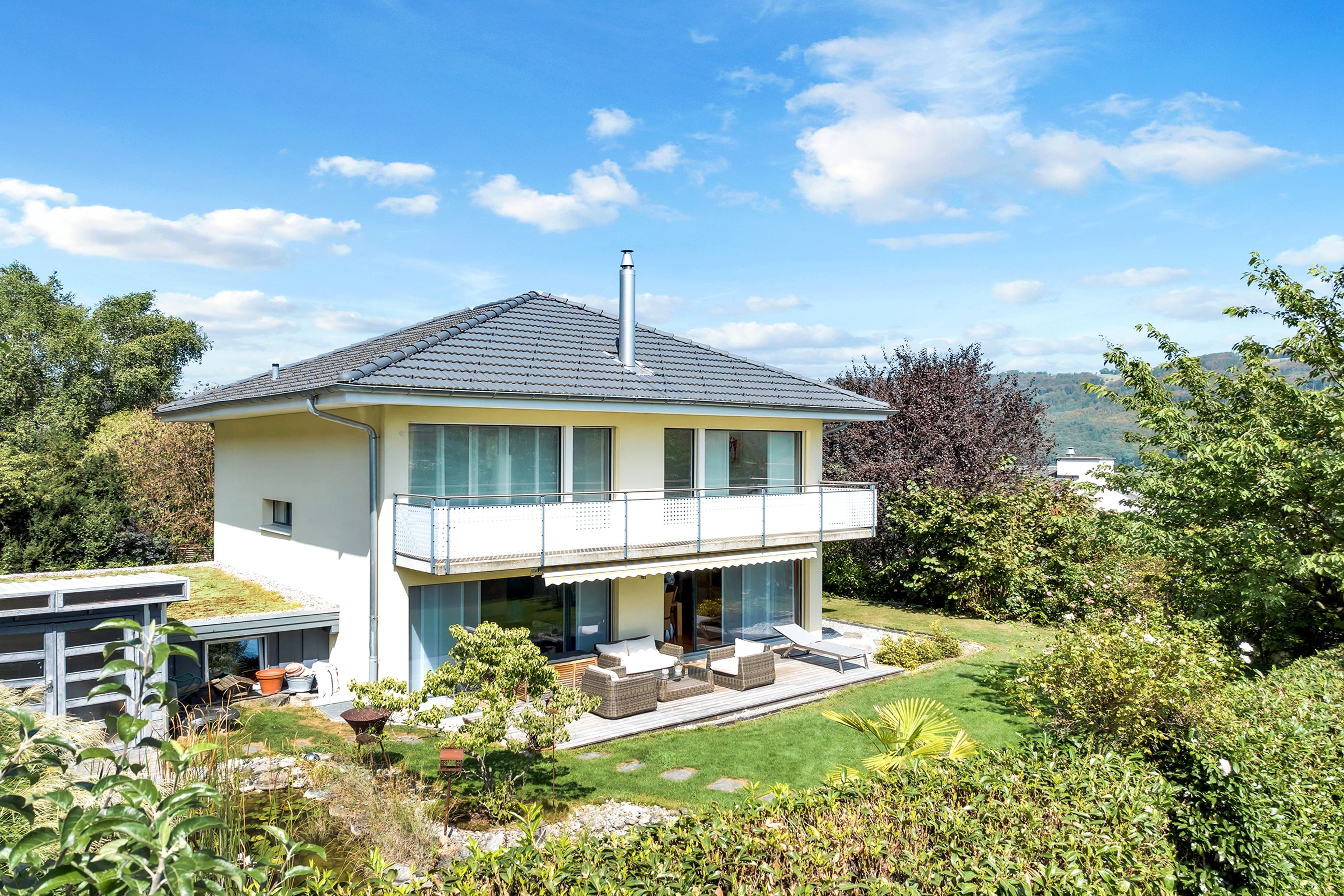 Einfamilienhaus mit schöner Gartenanlage, Weitsicht und Doppelgarage - 1