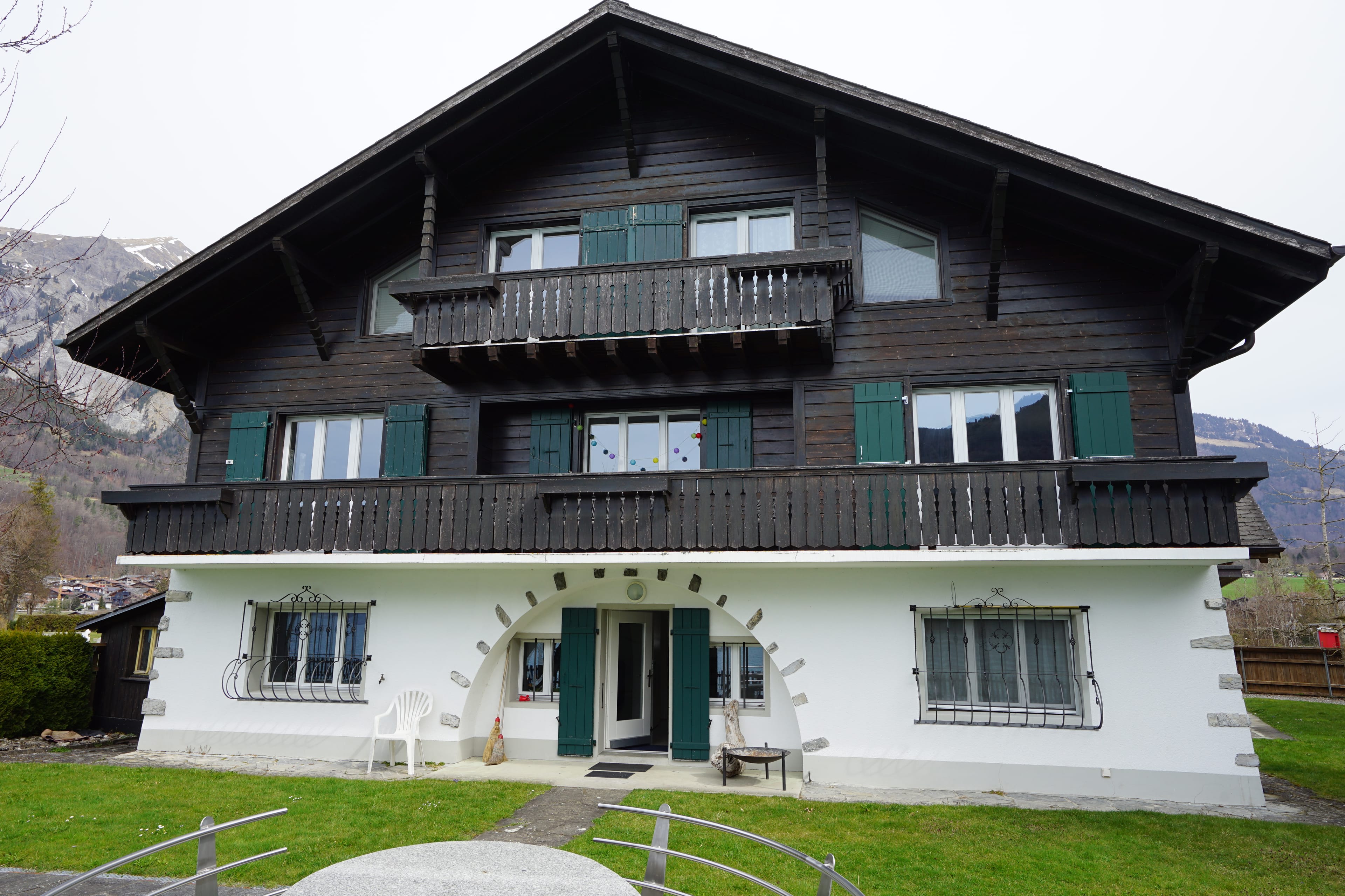 Alpine Idylle mit privatem Seeanstoss: Chalet «Aaregg» in Brienz - Bild 2