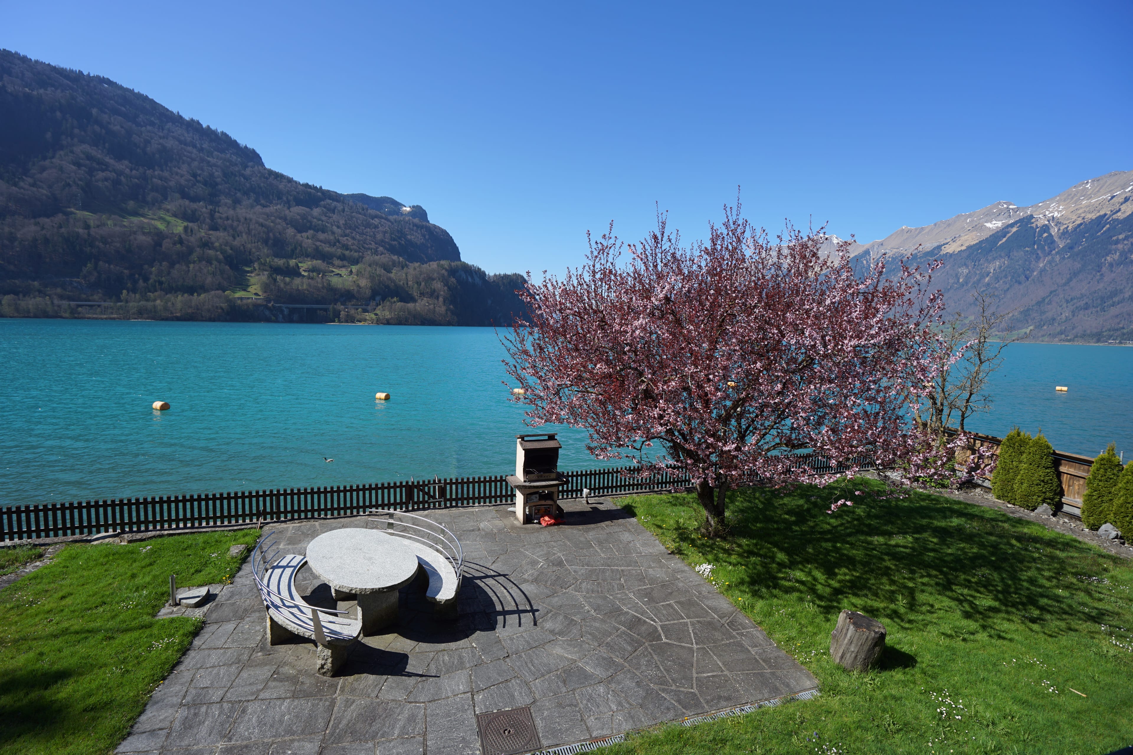 Alpine Idylle mit privatem Seeanstoss: Chalet «Aaregg» in Brienz - Bild 1