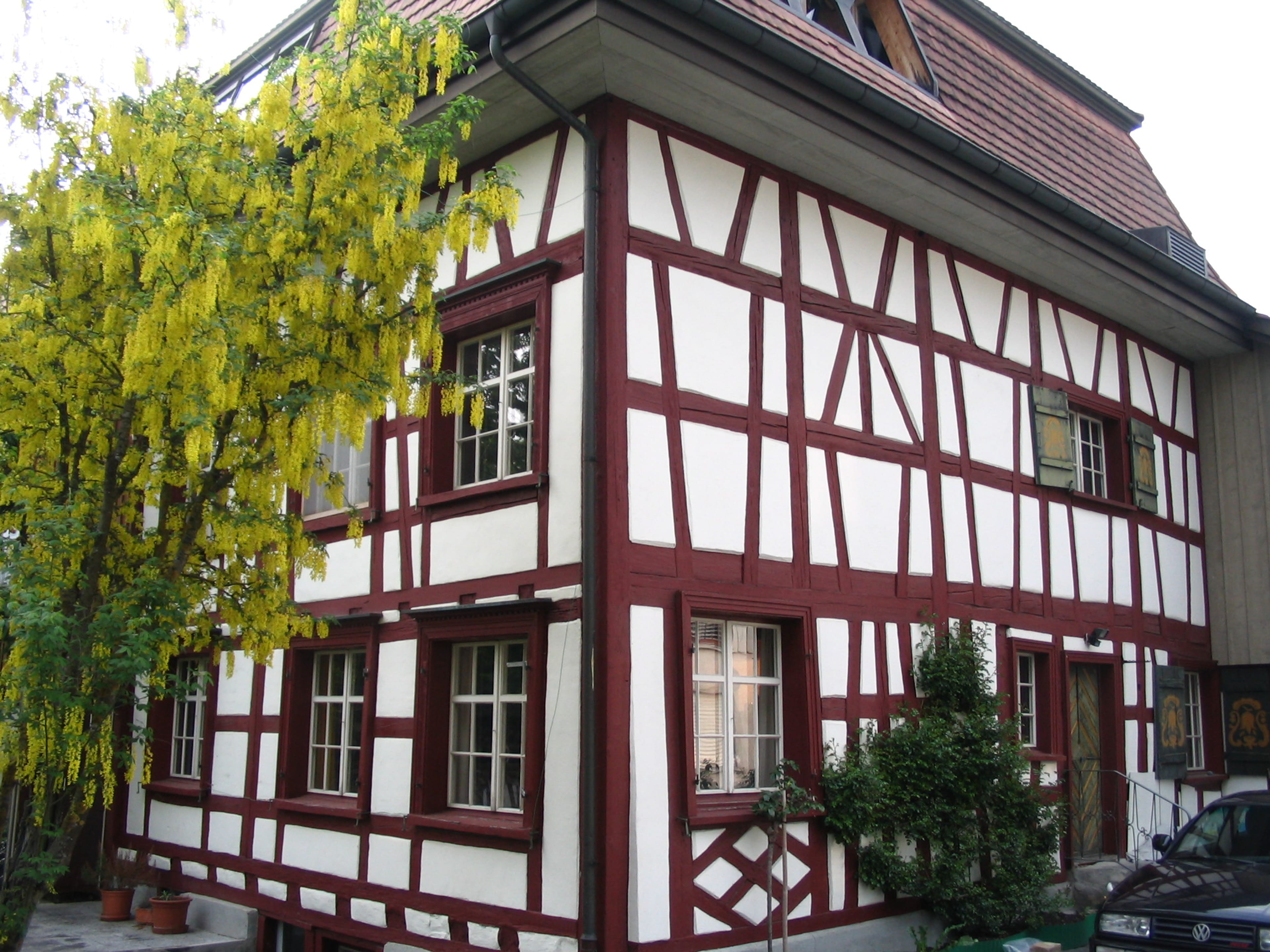 4.5-Zi. Eckhaus mit 272 m² Atelier/Büro in Eschlikon