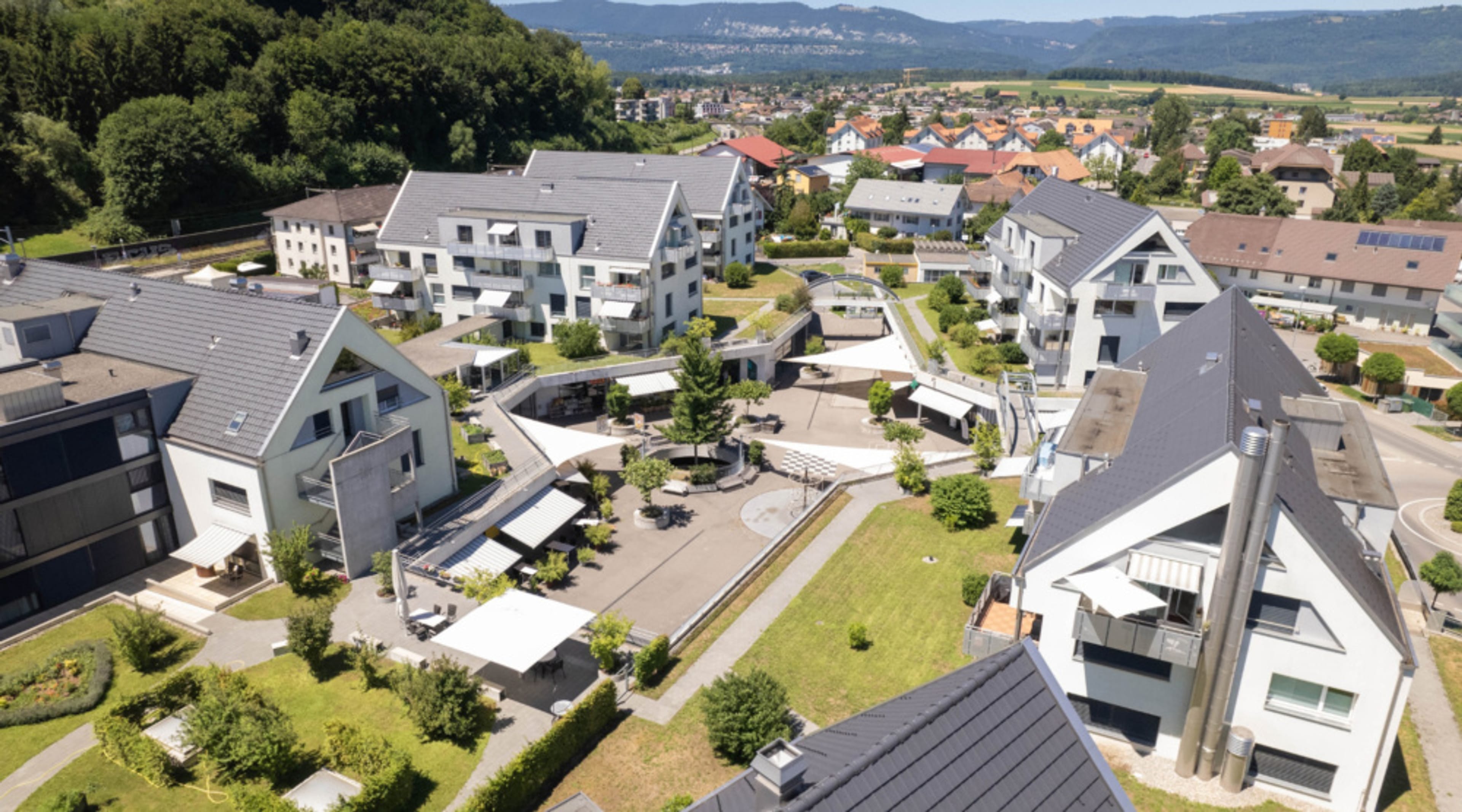 Immobilienanlage mit Wohnungen, Gewerbe-, Verkaufs- und Dienstleistungsflächen sowie Einstellhalle - 1