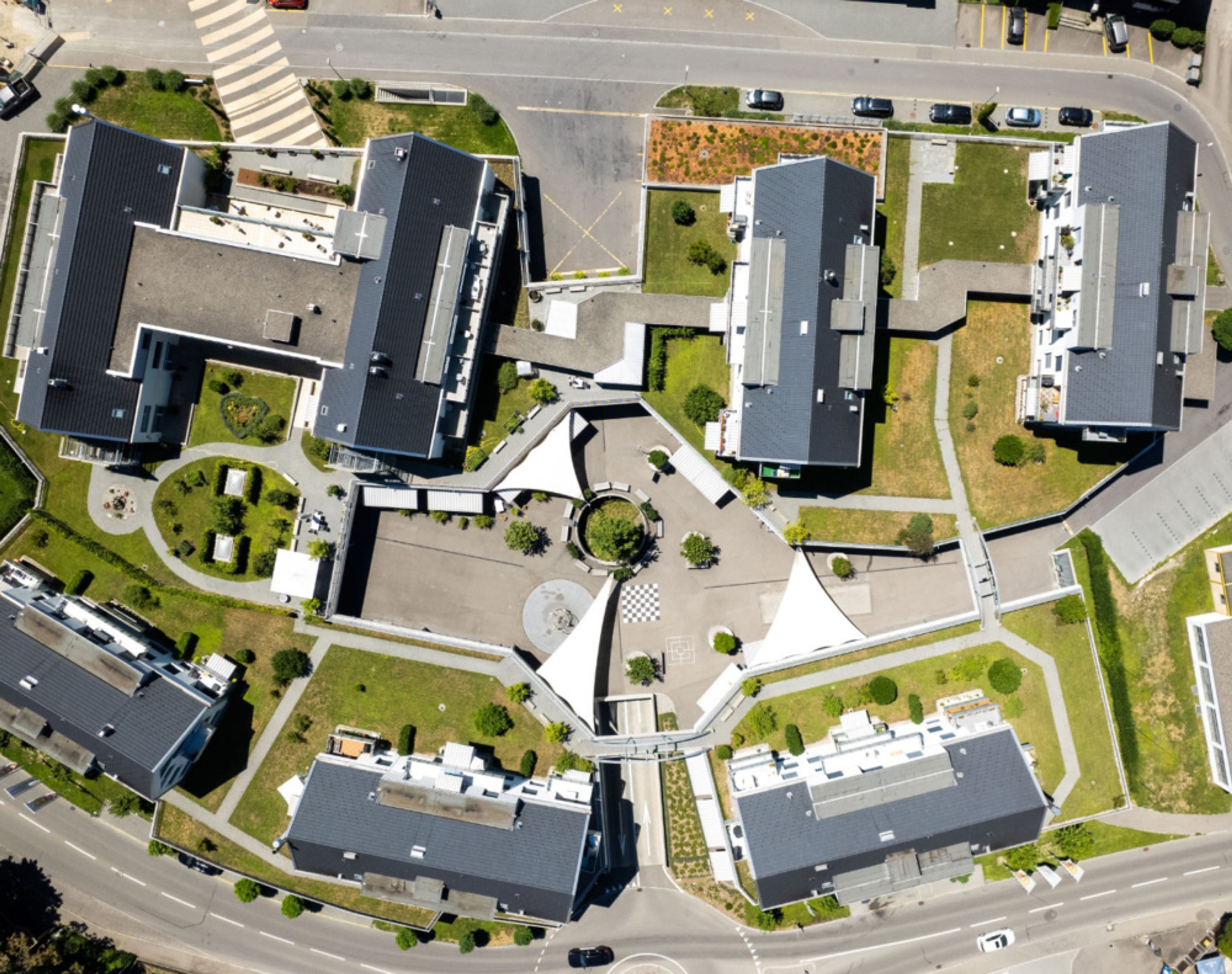 Immobilienanlage mit Wohnungen, Gewerbe-, Verkaufs- und Dienstleistungsflächen sowie Einstellhalle - 2