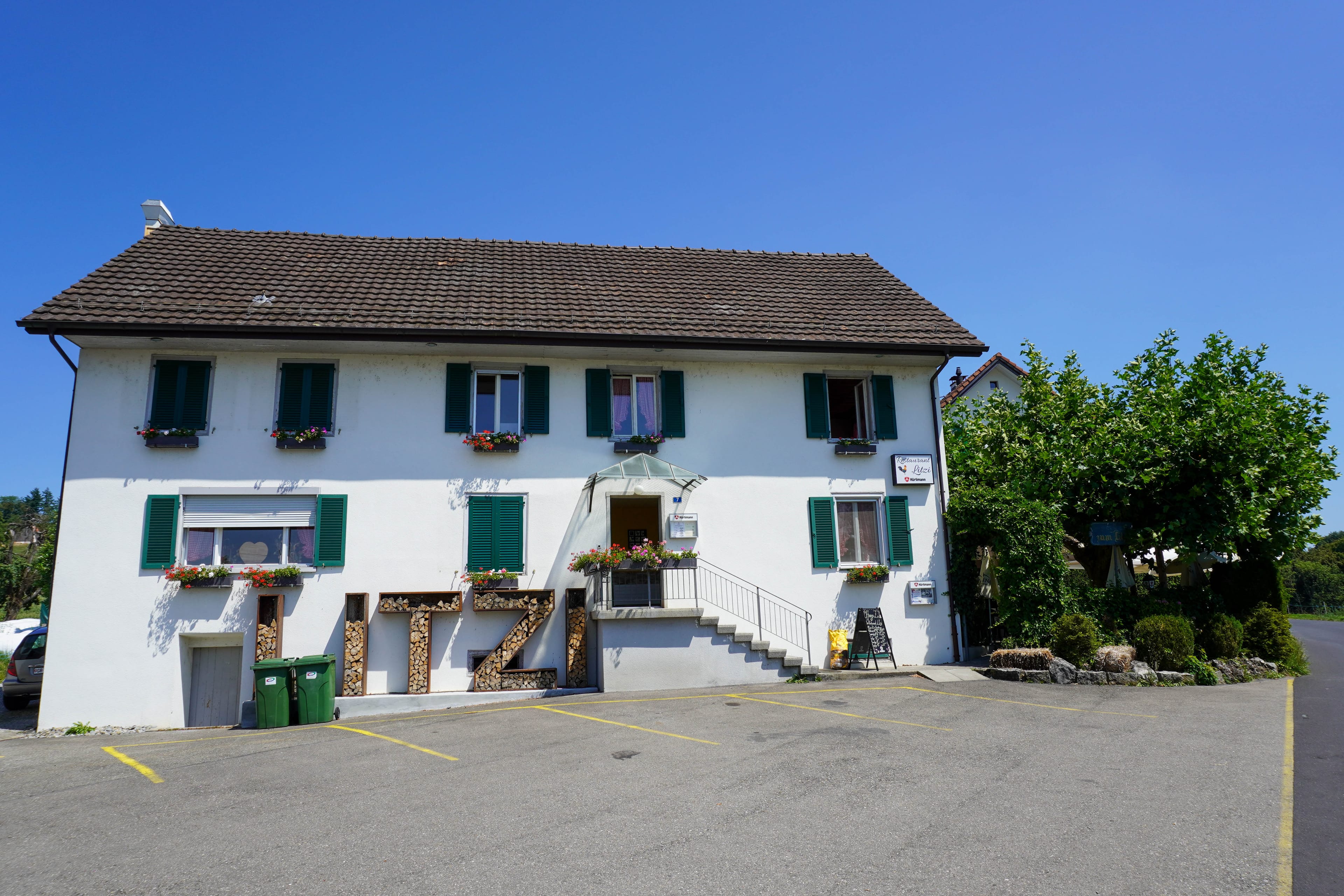 Restaurantliegenschaft mit Wohnung, grosser Terrasse und Parkplätzen