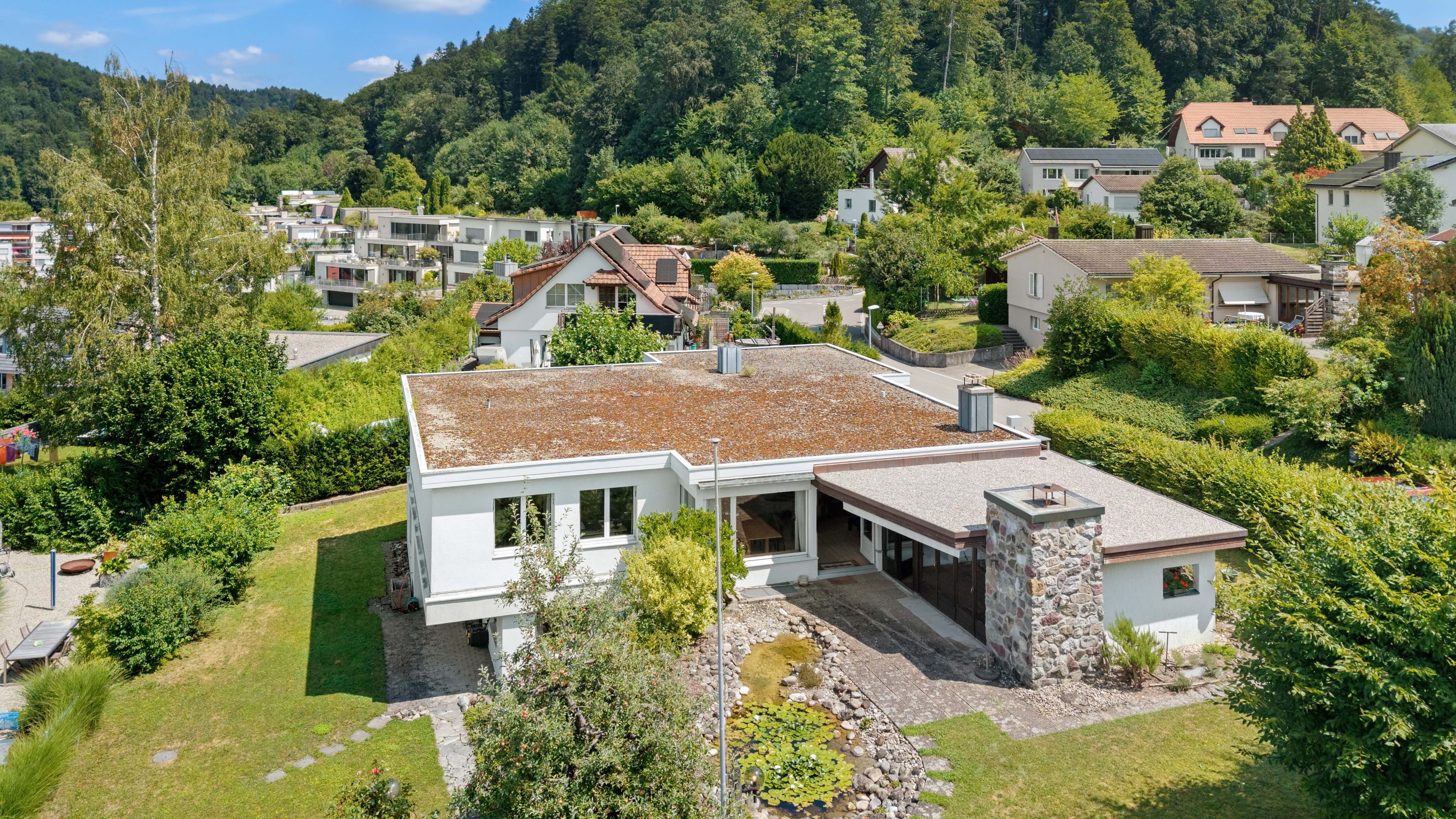 Grosszügiges Einfamilienhaus an sonniger Hanglage mit grossem Garten