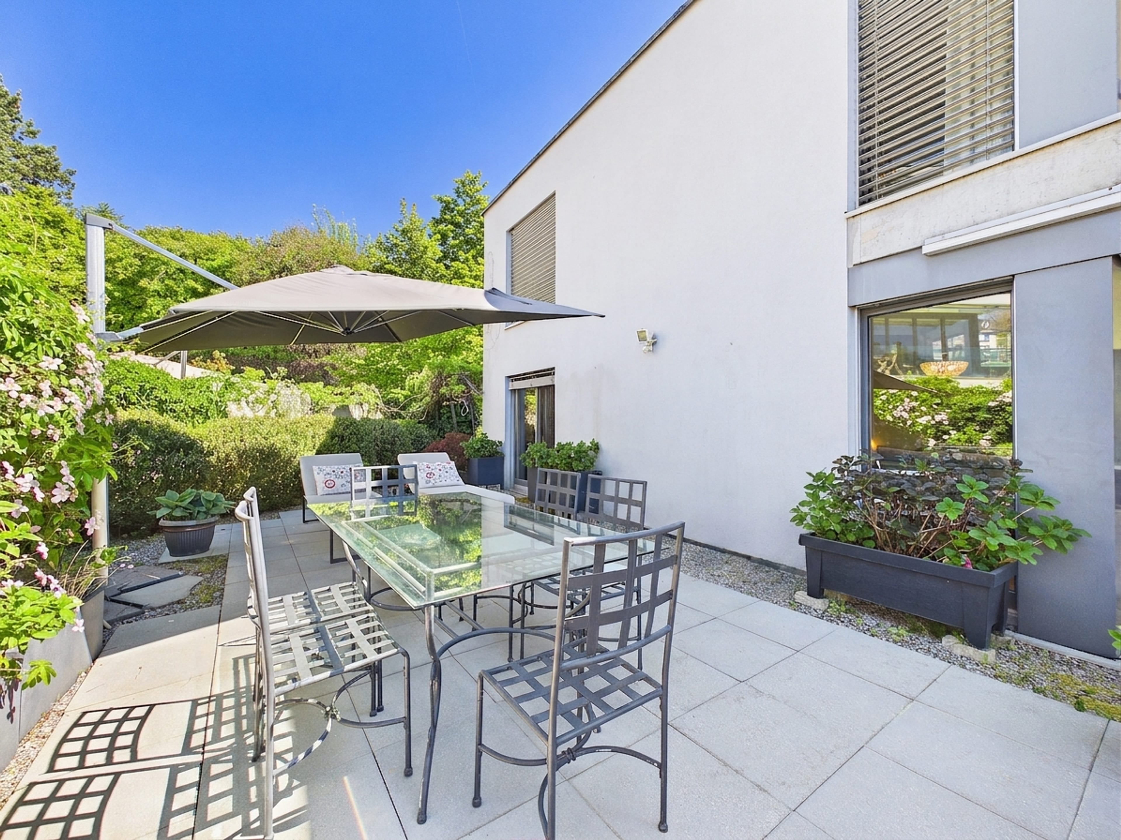 5,5 -Zimmer-Gartenwohnung mit verglaster Terrasse an zentraler Lage in Zollikon