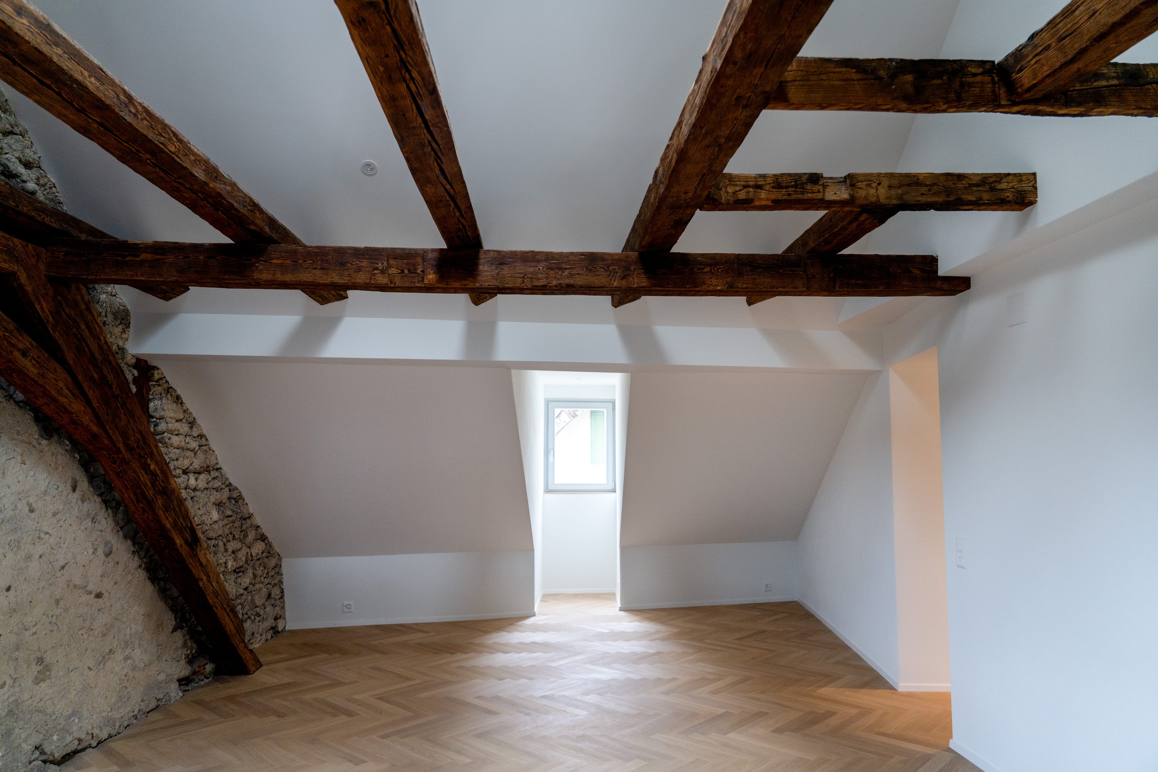 Charmante, kernsanierte 4.5-Zimmer-Dachmaisonettewohnung - 12