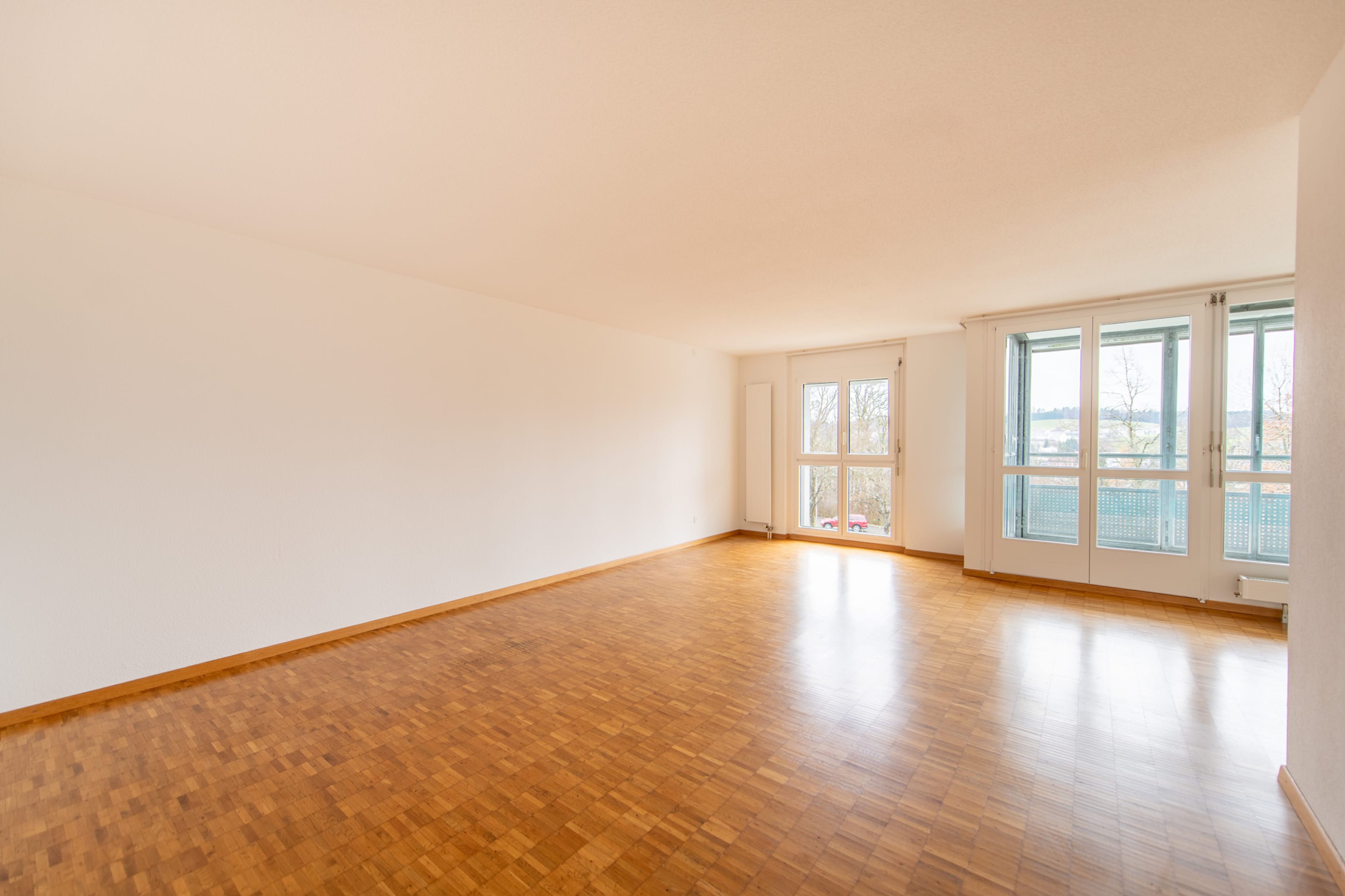 Wohnen mit Komfort: eigene Waschmaschine, grosser Balkon & viel Platz - 5