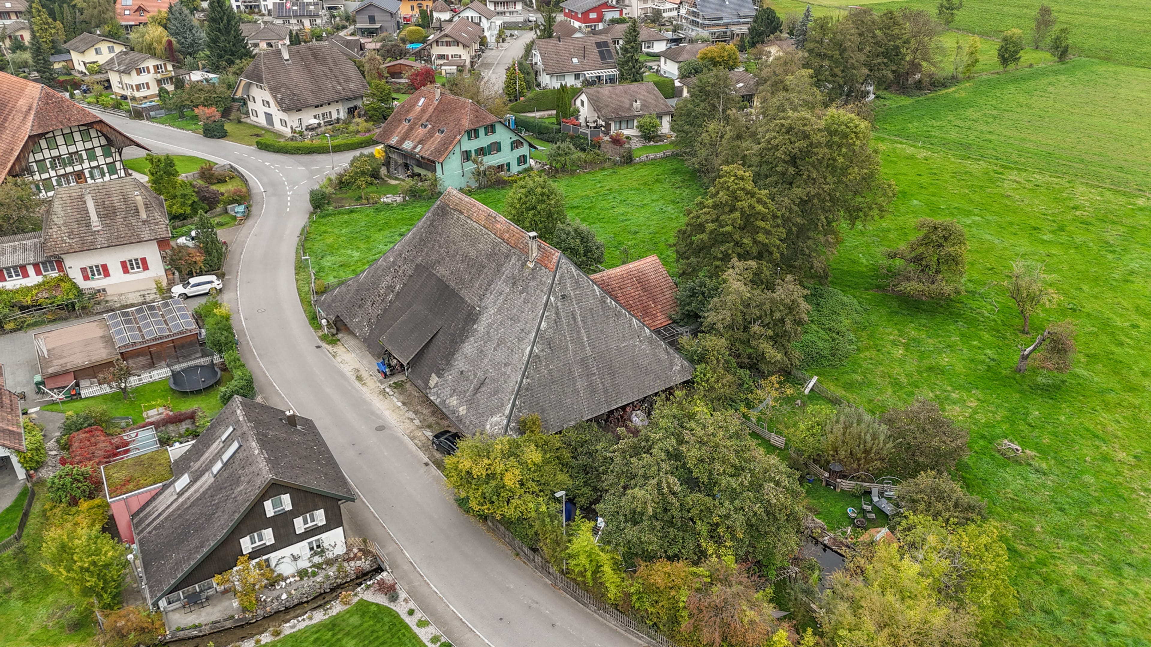 Charmantes Bauernhaus am Bach mit Baulandkaufoption