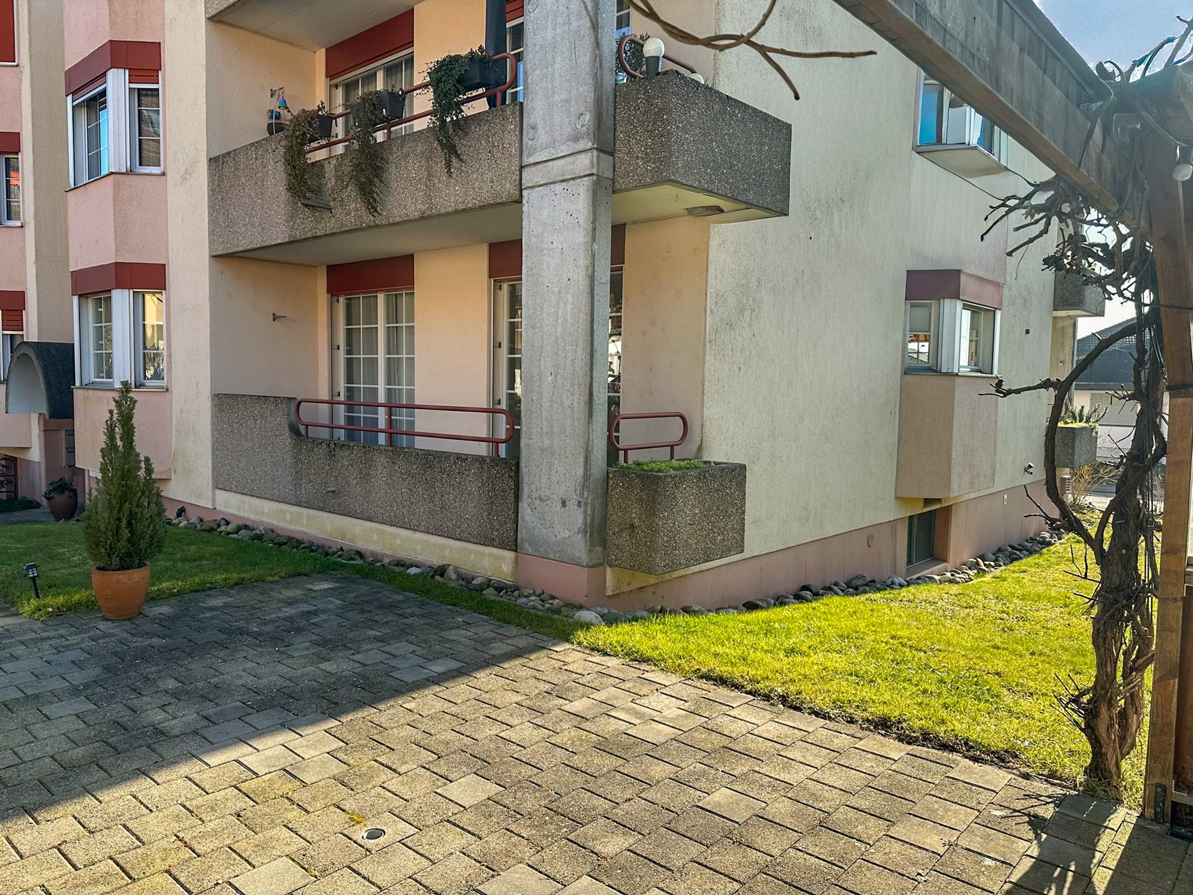 Attraktive Hochparterre-Wohnung mit Cheminée und viel Stauraum - 14