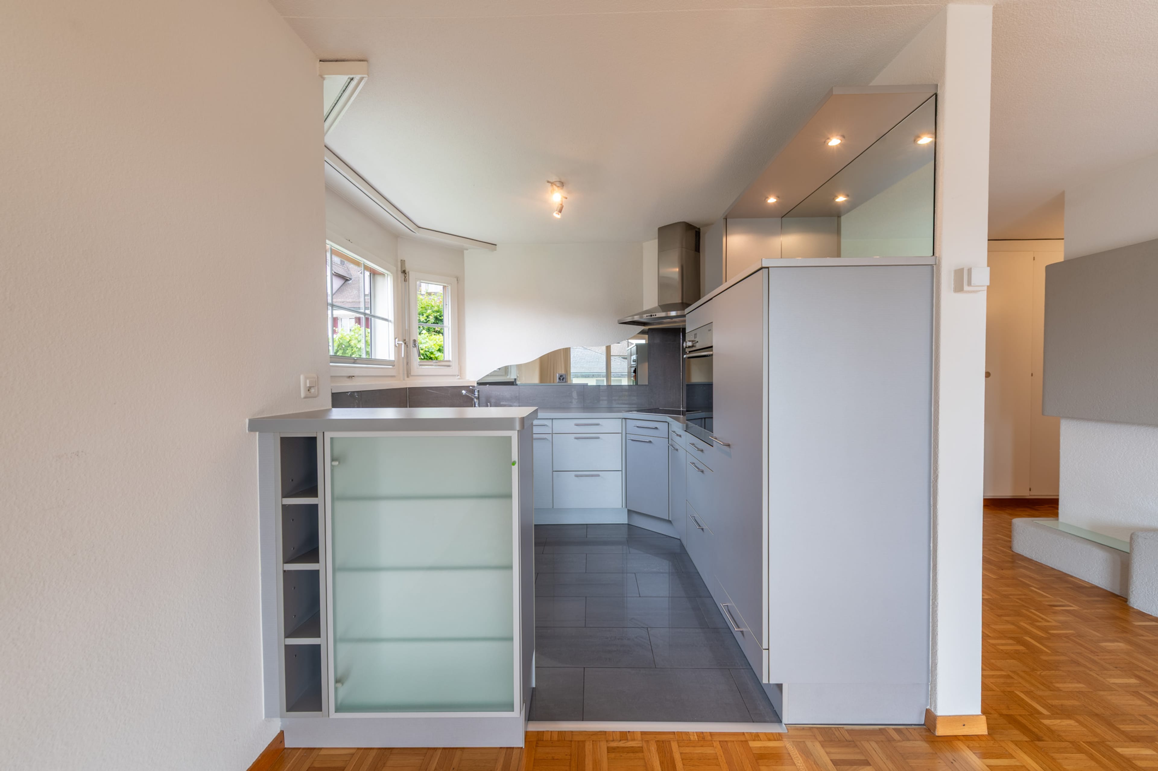 Attraktive Hochparterre-Wohnung mit Cheminée und viel Stauraum - 2