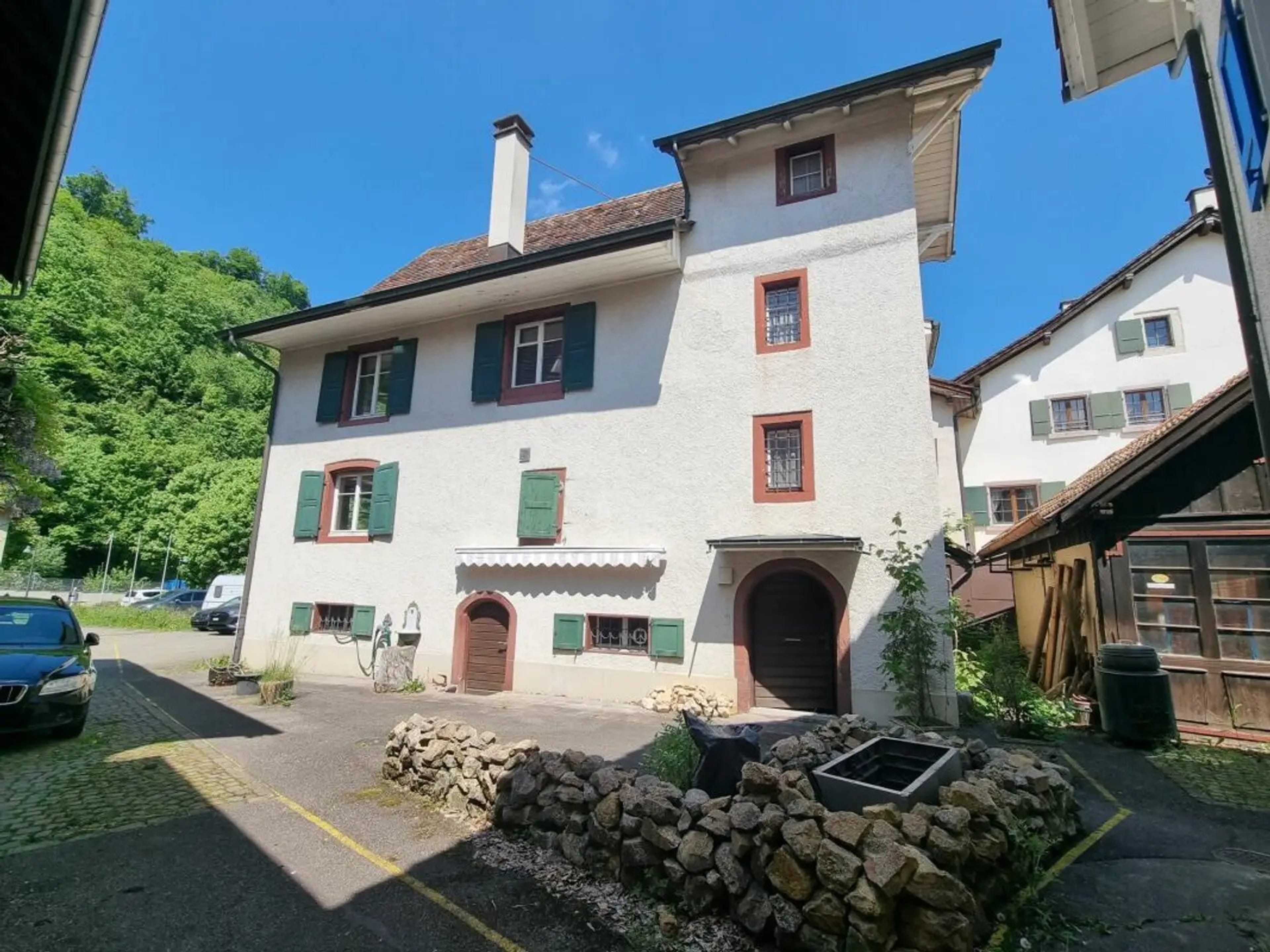 MFH mit 3 Einheiten und 5 PP, zentral in Hölstein kaufen - 1