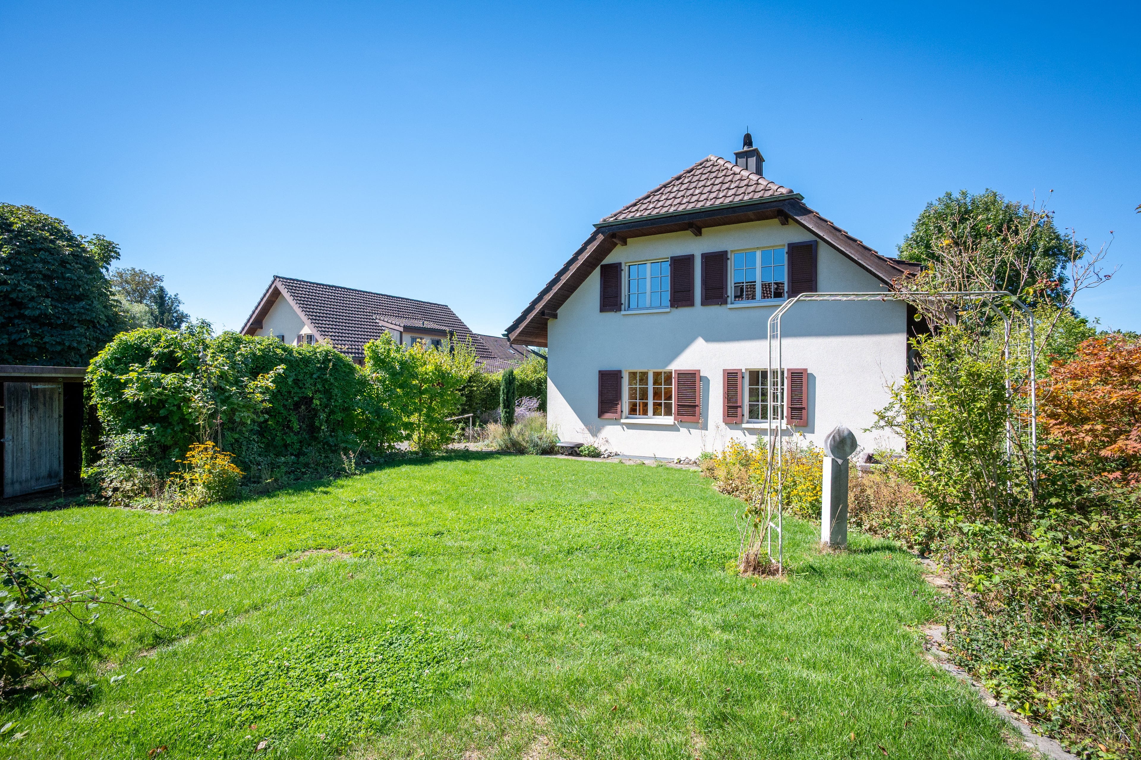 5.5-Zimmer-Doppel-Einfamilienhaus mit Garten in Suberg kaufen - 1