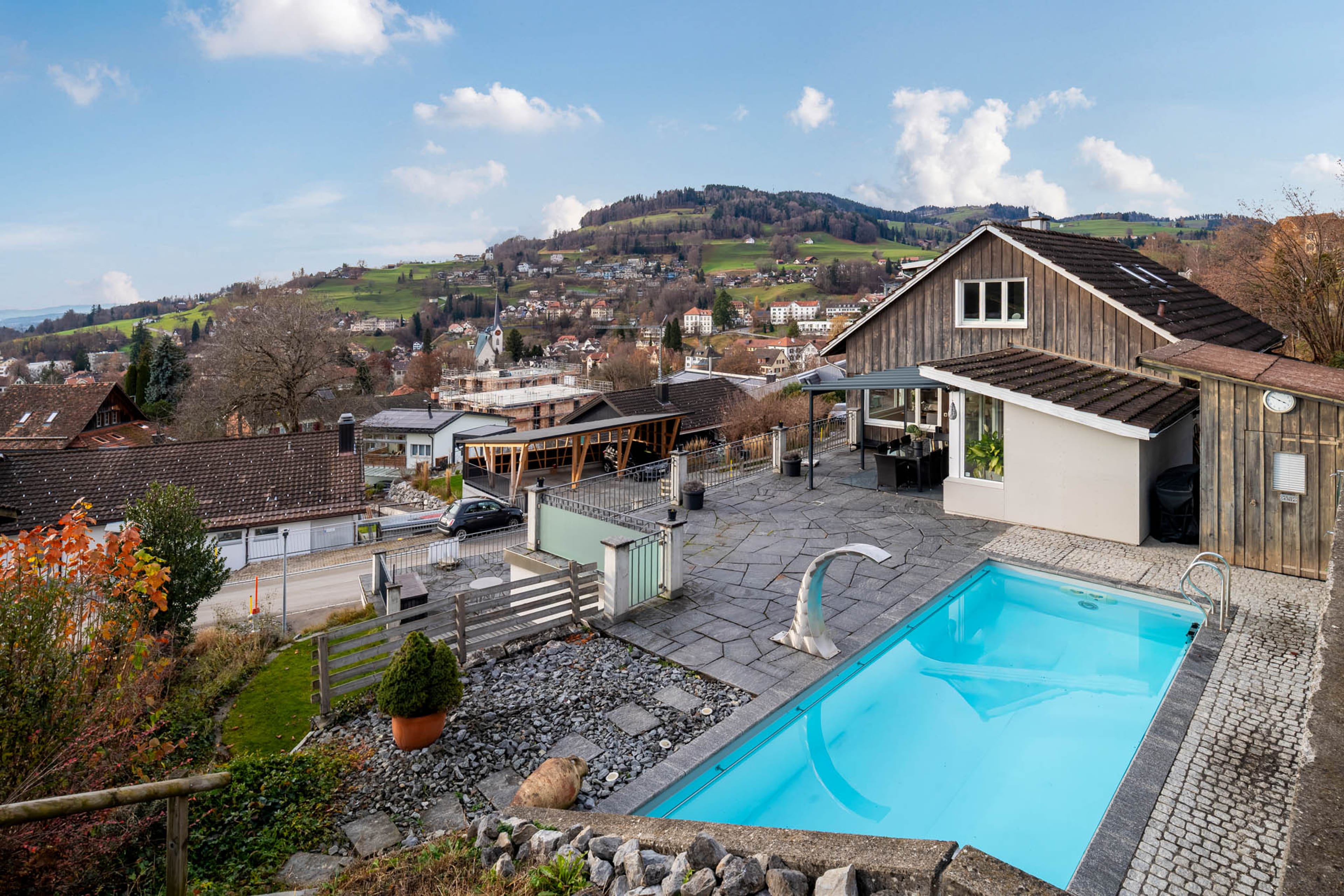 Hochwertiges Einfamilienhaus mit Pool und Weitsicht