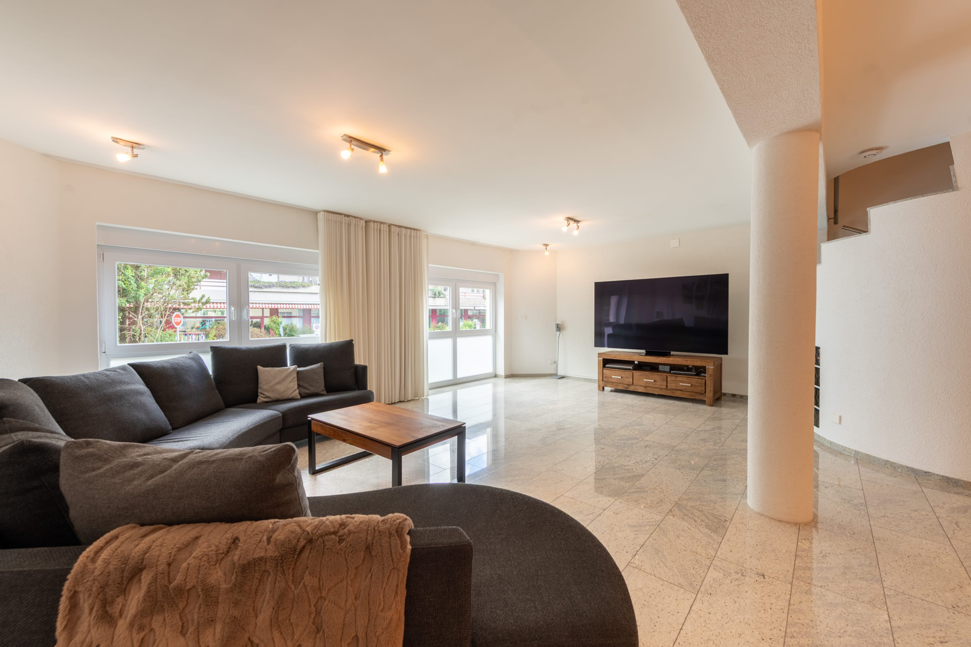 Ein Zuhause zum Wohlfühlen: Stilvoll wohnen mit viel Platz - Bild 2