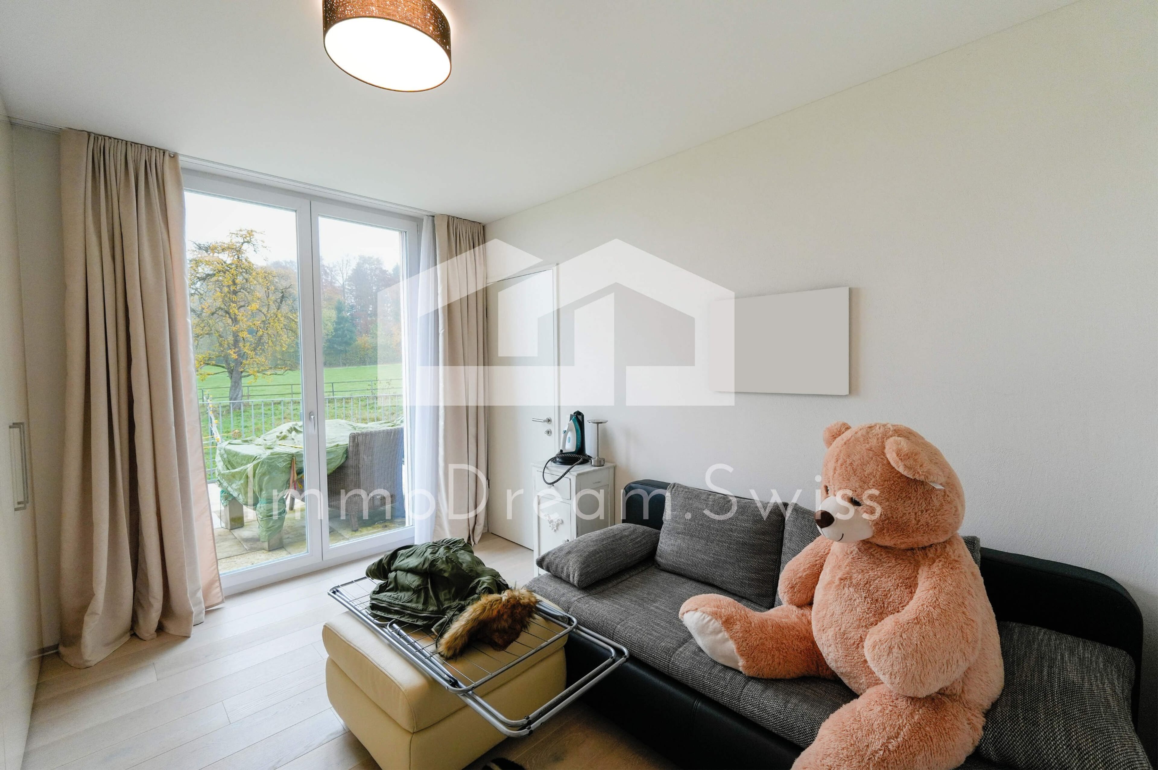 Modern designte, sowie grosszügige 5 Zi. Eigentumswohnung (2 FMH) - 6