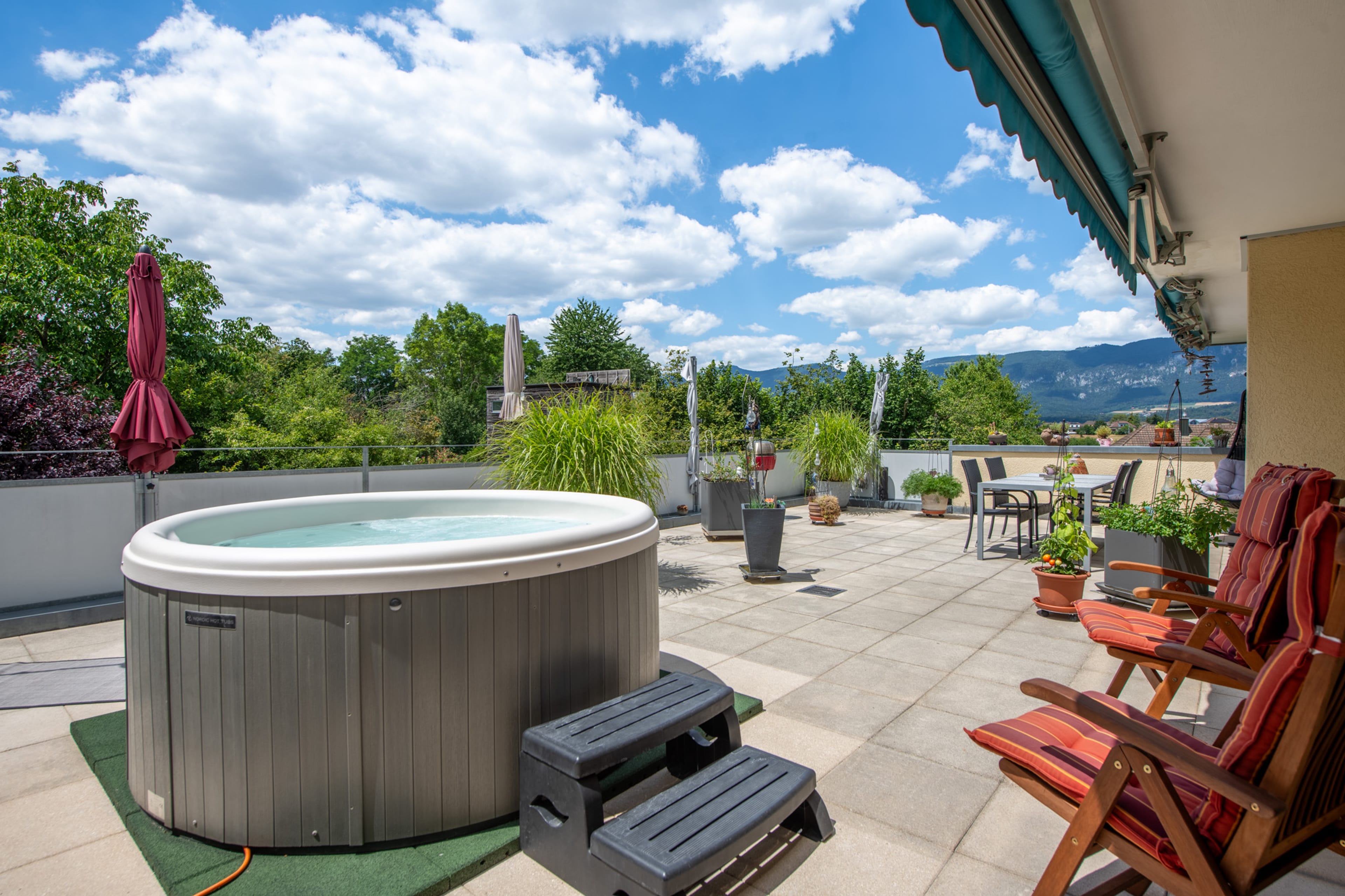 Attikawohnung mit traumhafter Terrasse, Lift und Jurablick - 1