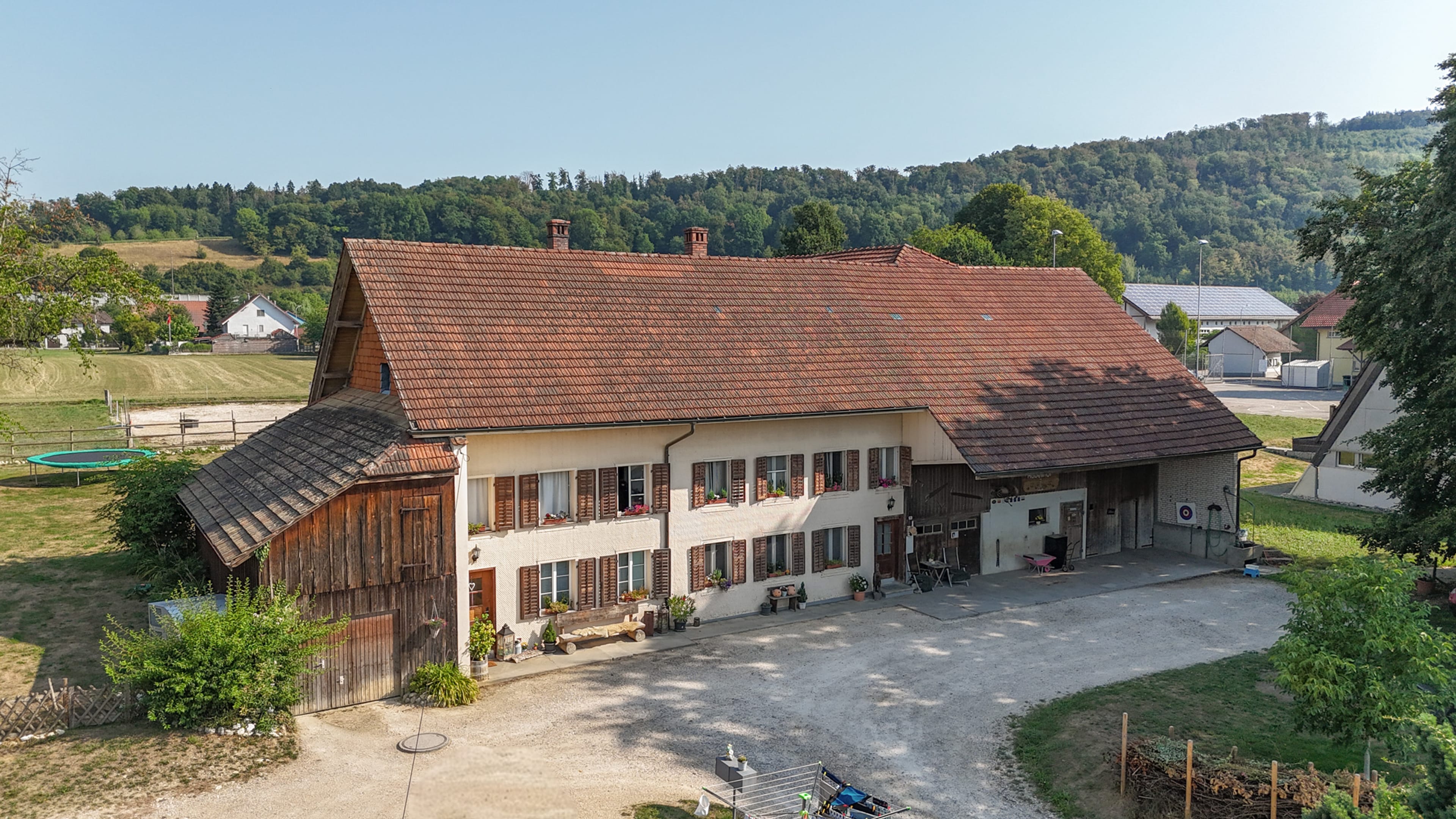 Attraktives Zweifamilien Bauernhaus – frei vom BGBB