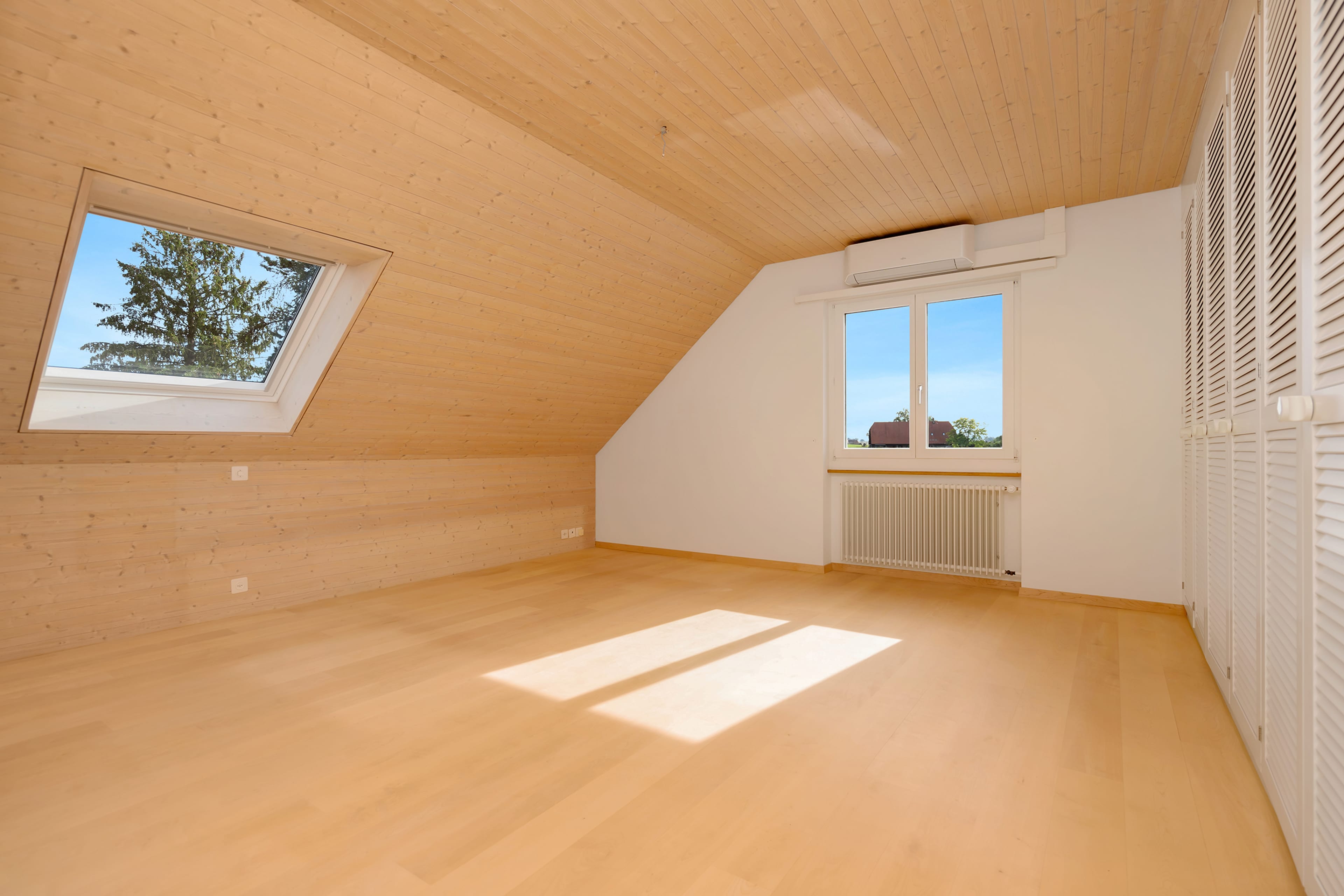 Grosszügiges Wohnen mit unverbaubarem Weitblick – Familienresidenz mit Pool in Frauenkappelen - 17