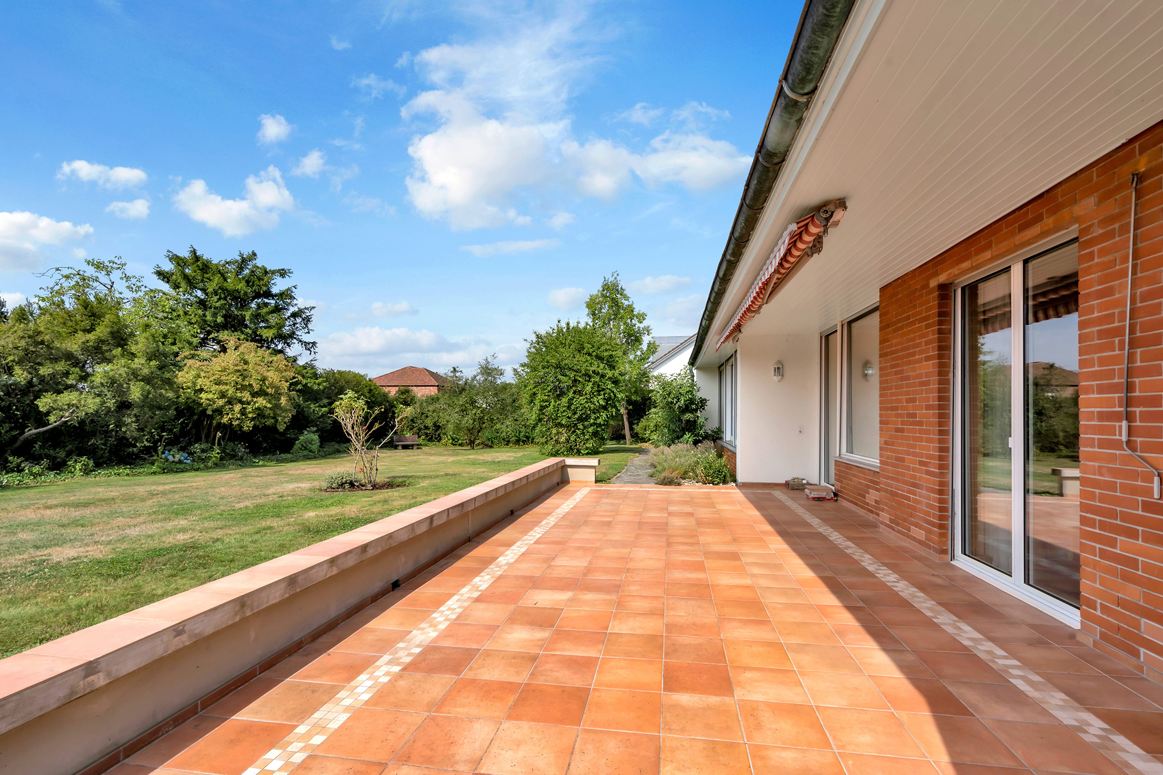 Grosszügiges Wohnen mit unverbaubarem Weitblick – Familienresidenz mit Pool in Frauenkappelen - 14