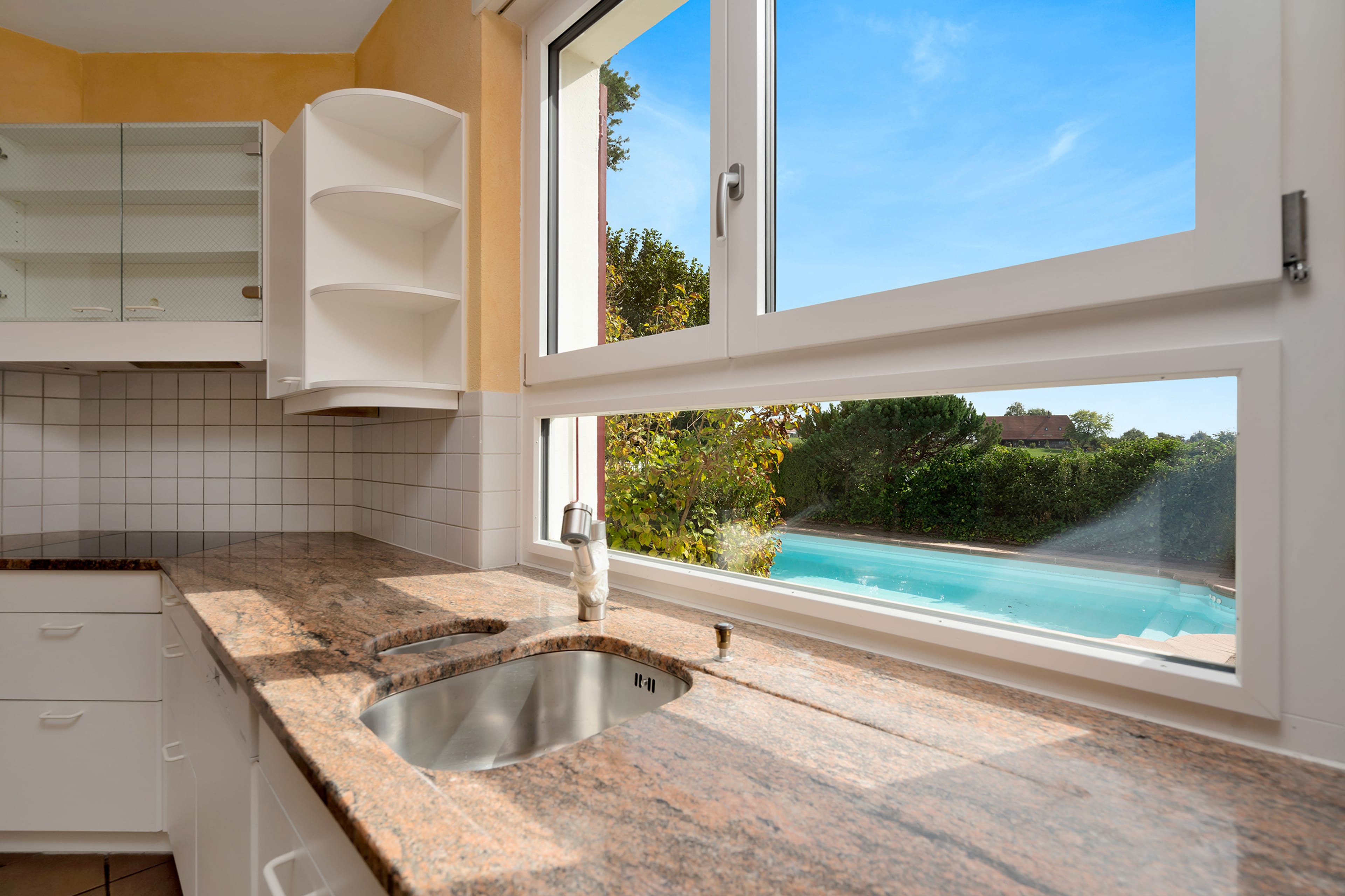 Grosszügiges Wohnen mit unverbaubarem Weitblick – Familienresidenz mit Pool in Frauenkappelen - 15