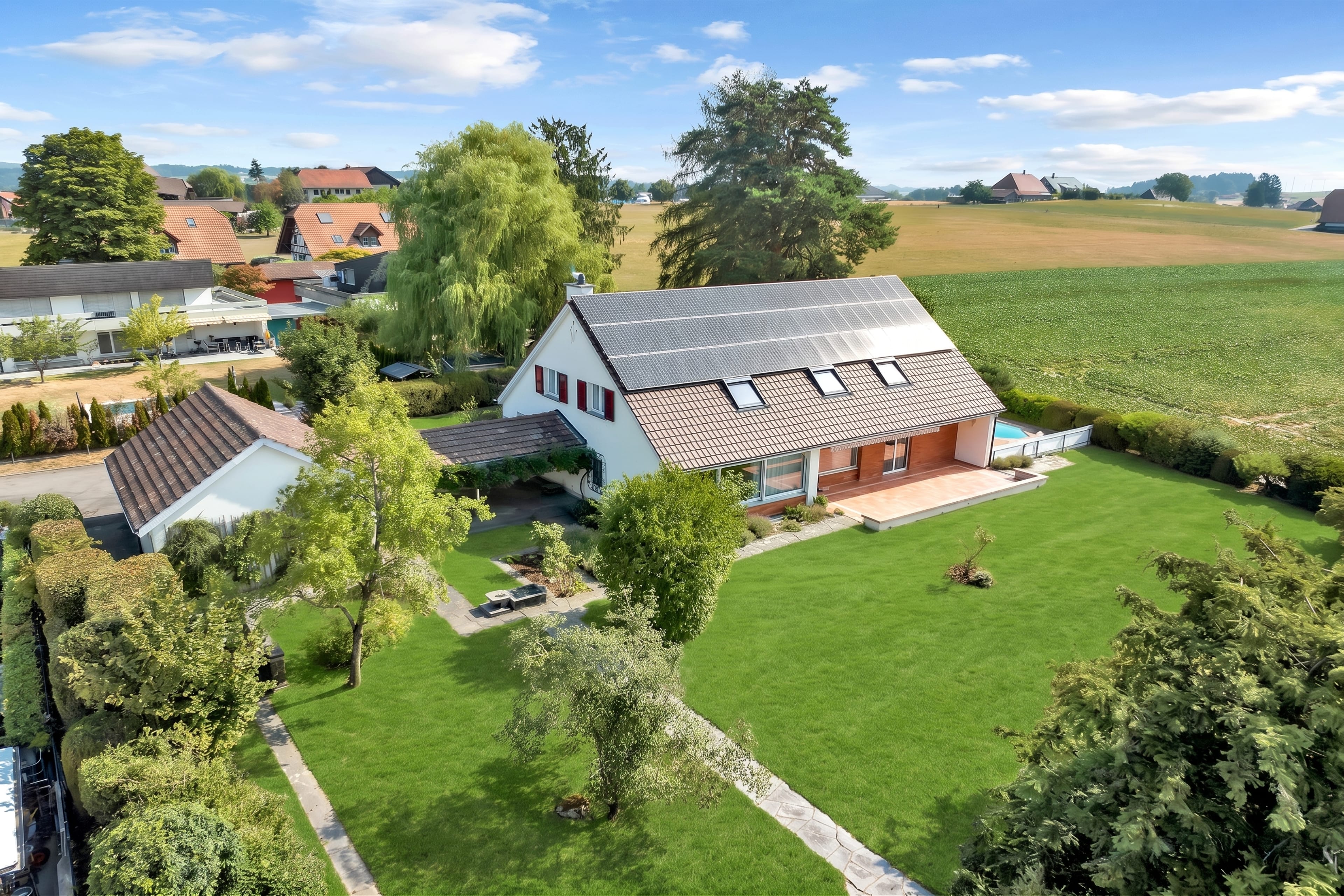 Grosszügiges Wohnen mit unverbaubarem Weitblick – Familienresidenz mit Pool in Frauenkappelen