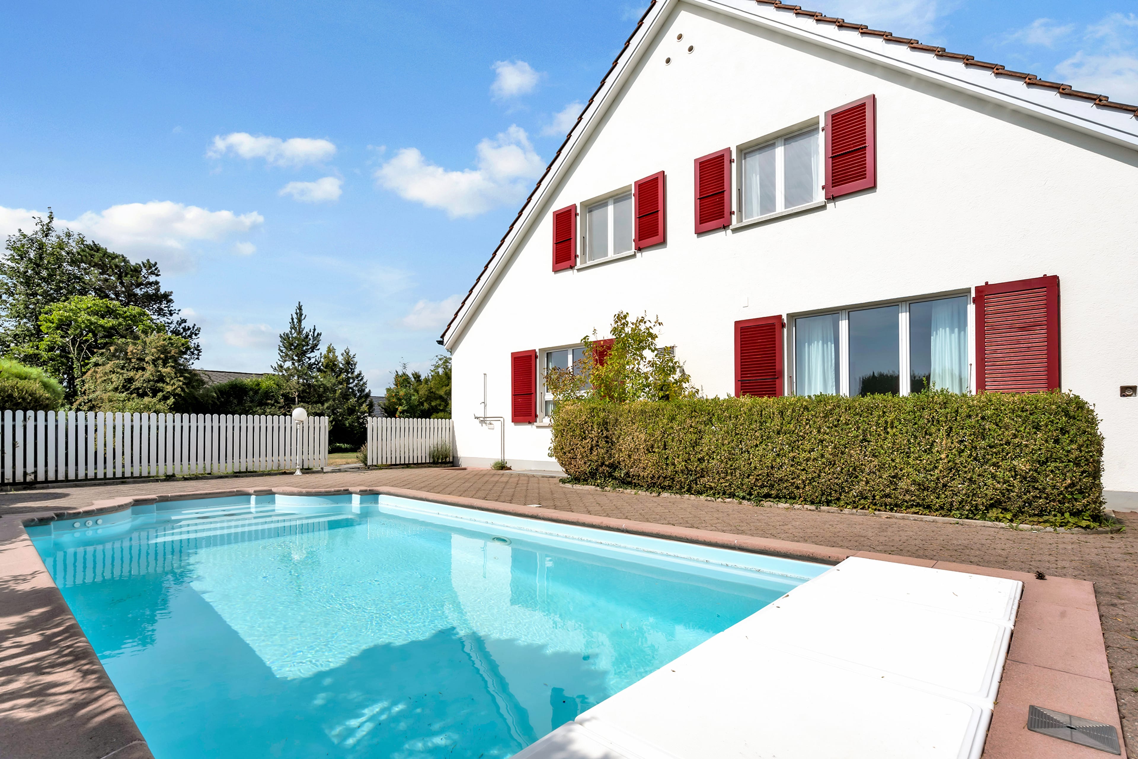 Grosszügiges Wohnen mit unverbaubarem Weitblick – Familienresidenz mit Pool in Frauenkappelen - 3