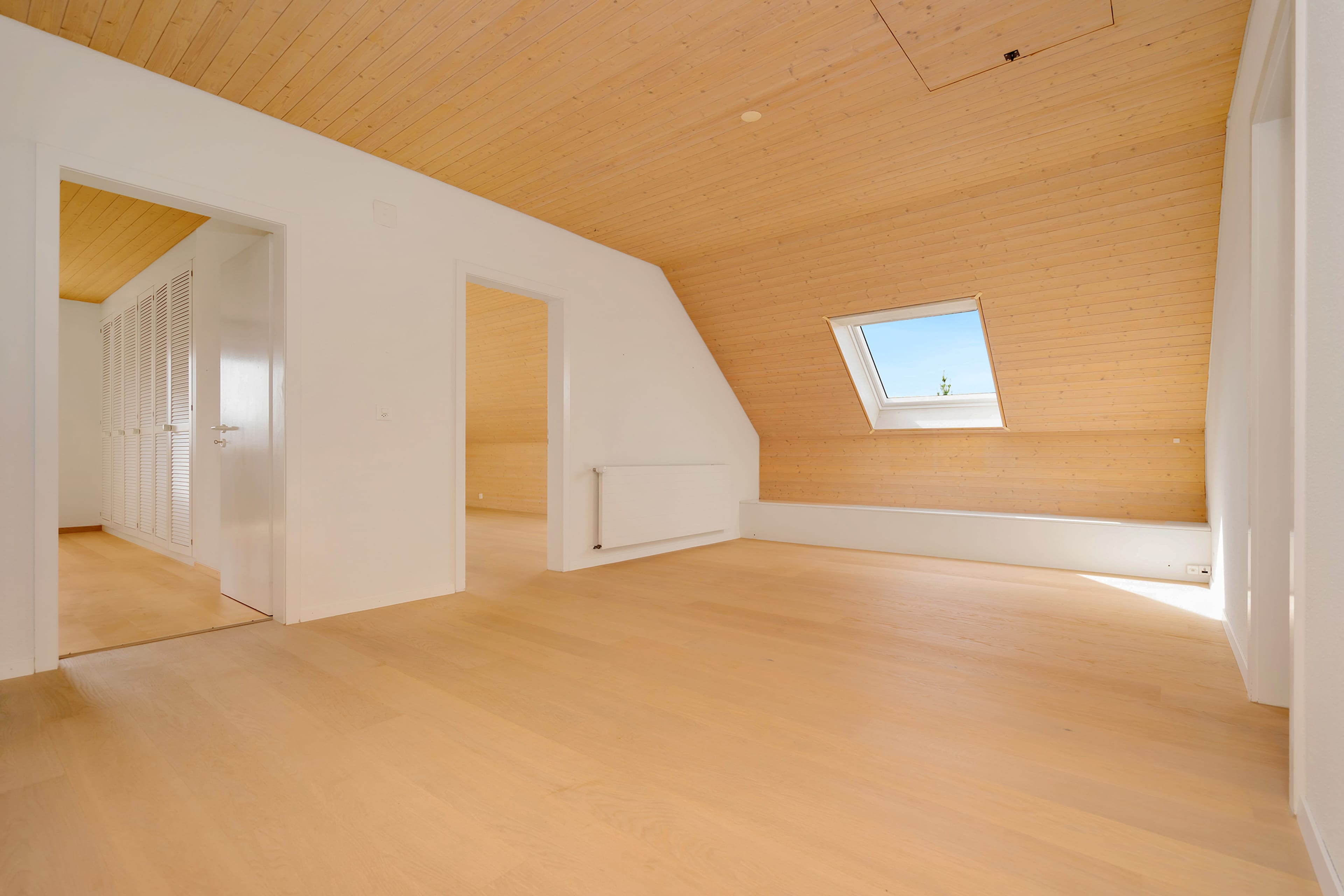 Grosszügiges Wohnen mit unverbaubarem Weitblick – Familienresidenz mit Pool in Frauenkappelen - 9