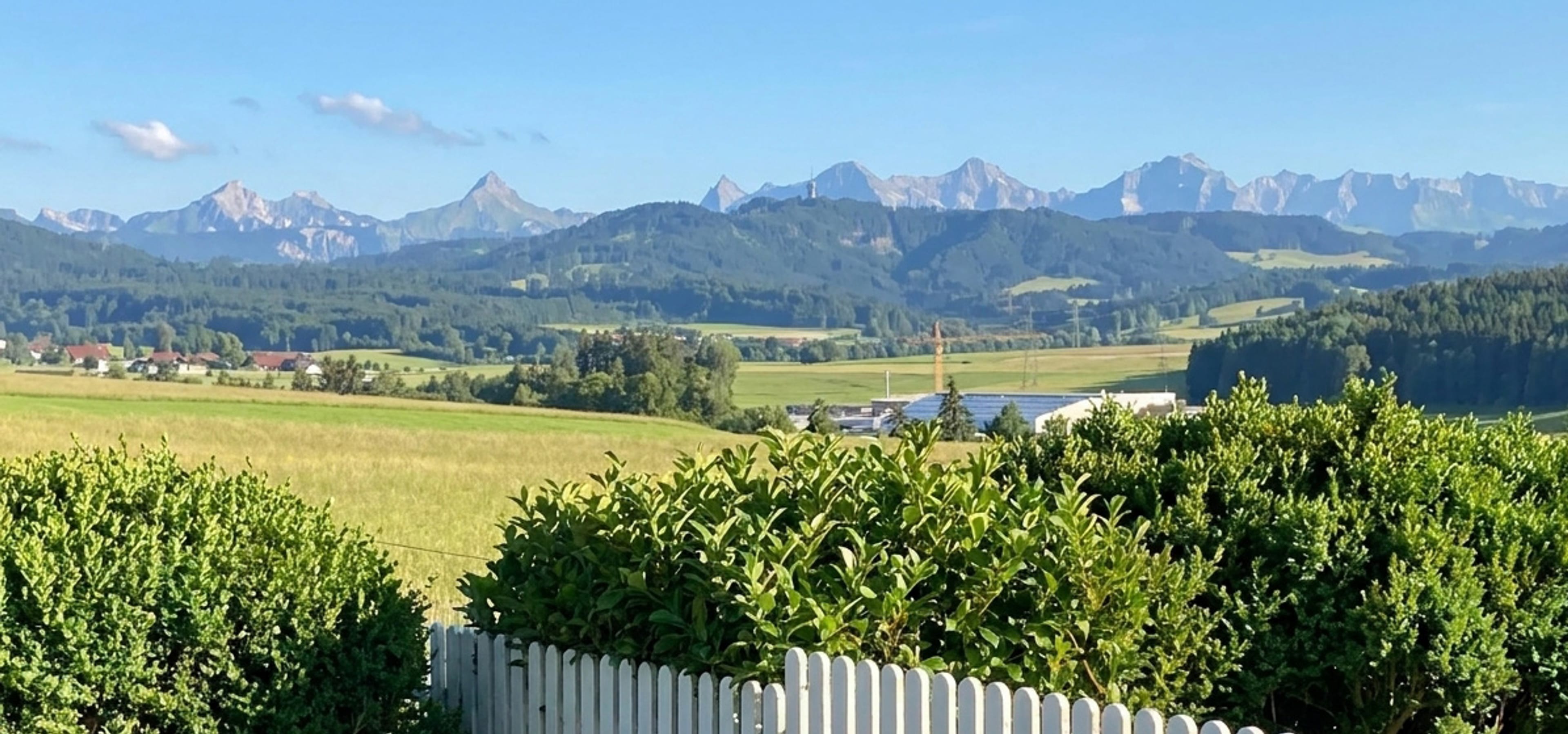 Grosszügiges Wohnen mit unverbaubarem Weitblick – Familienresidenz mit Pool in Frauenkappelen - 26