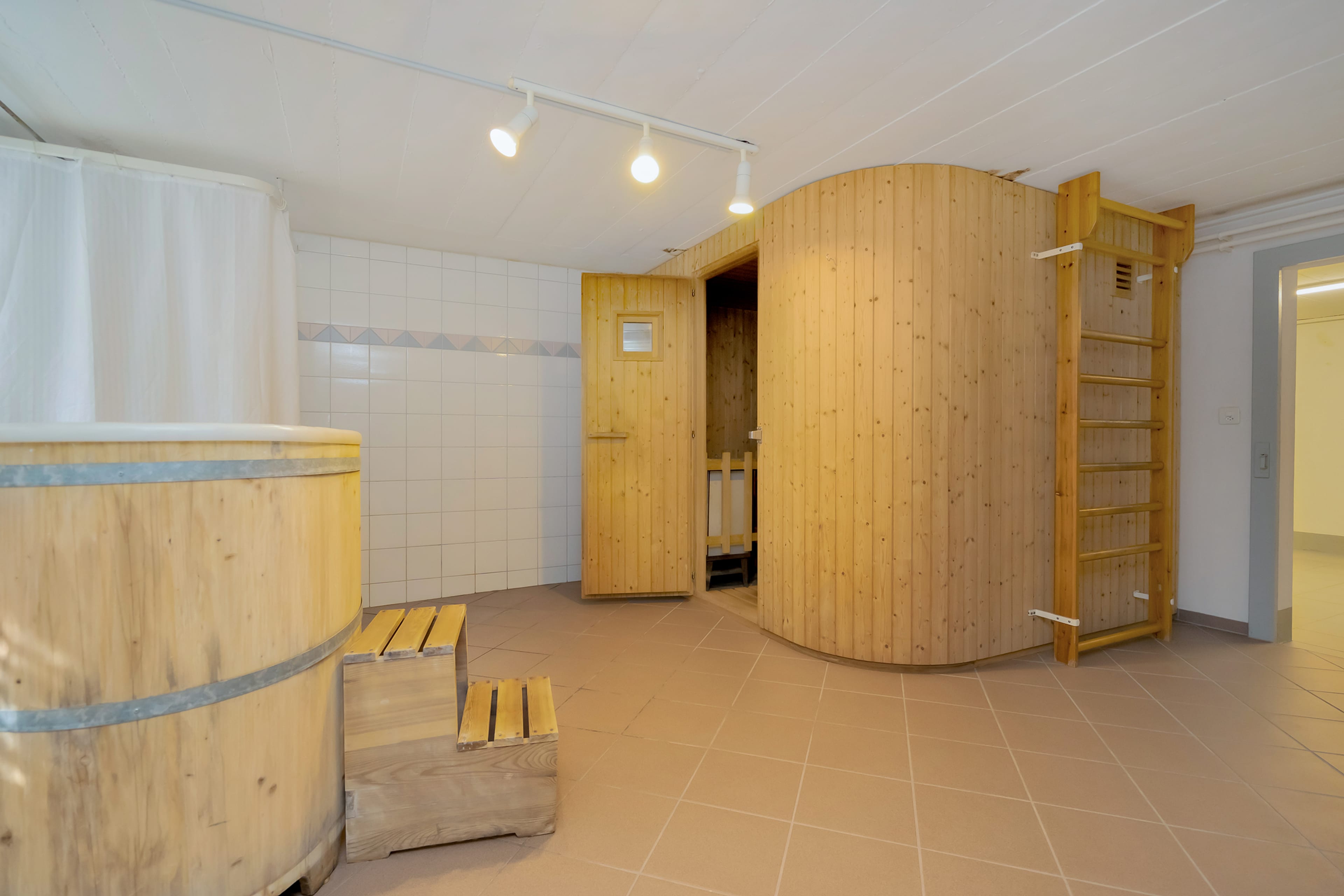 Grosszügiges Wohnen mit unverbaubarem Weitblick – Familienresidenz mit Pool in Frauenkappelen - 19