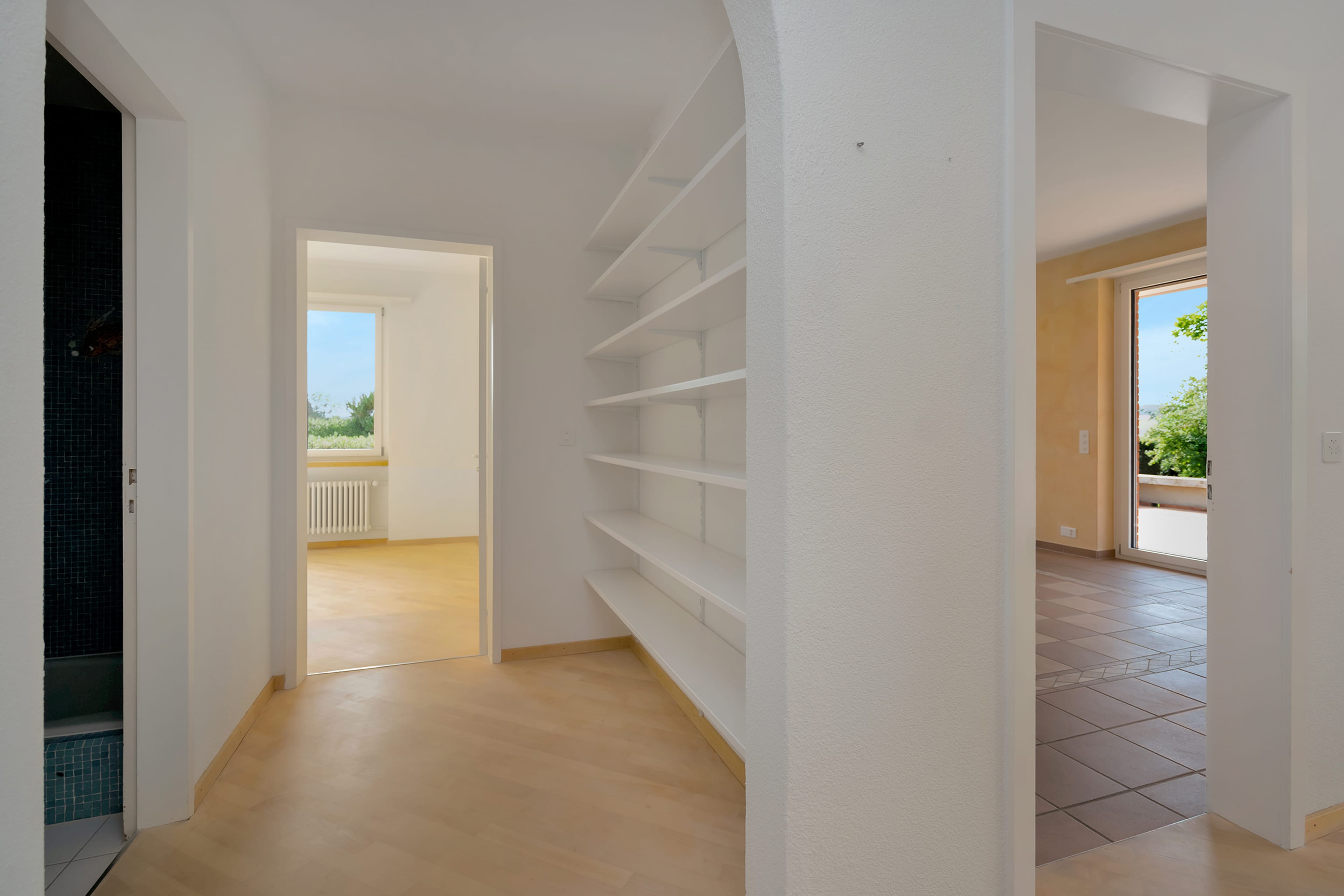 Grosszügiges Wohnen mit unverbaubarem Weitblick – Familienresidenz mit Pool in Frauenkappelen - 16