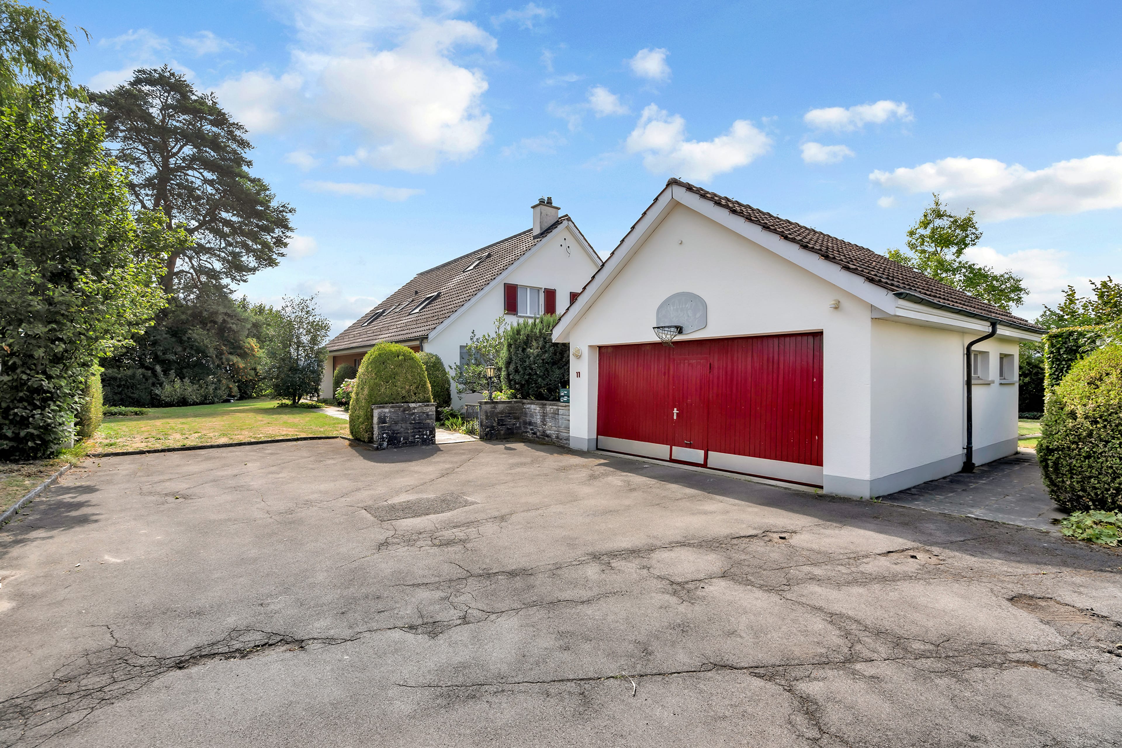Grosszügiges Wohnen mit unverbaubarem Weitblick – Familienresidenz mit Pool in Frauenkappelen - 12