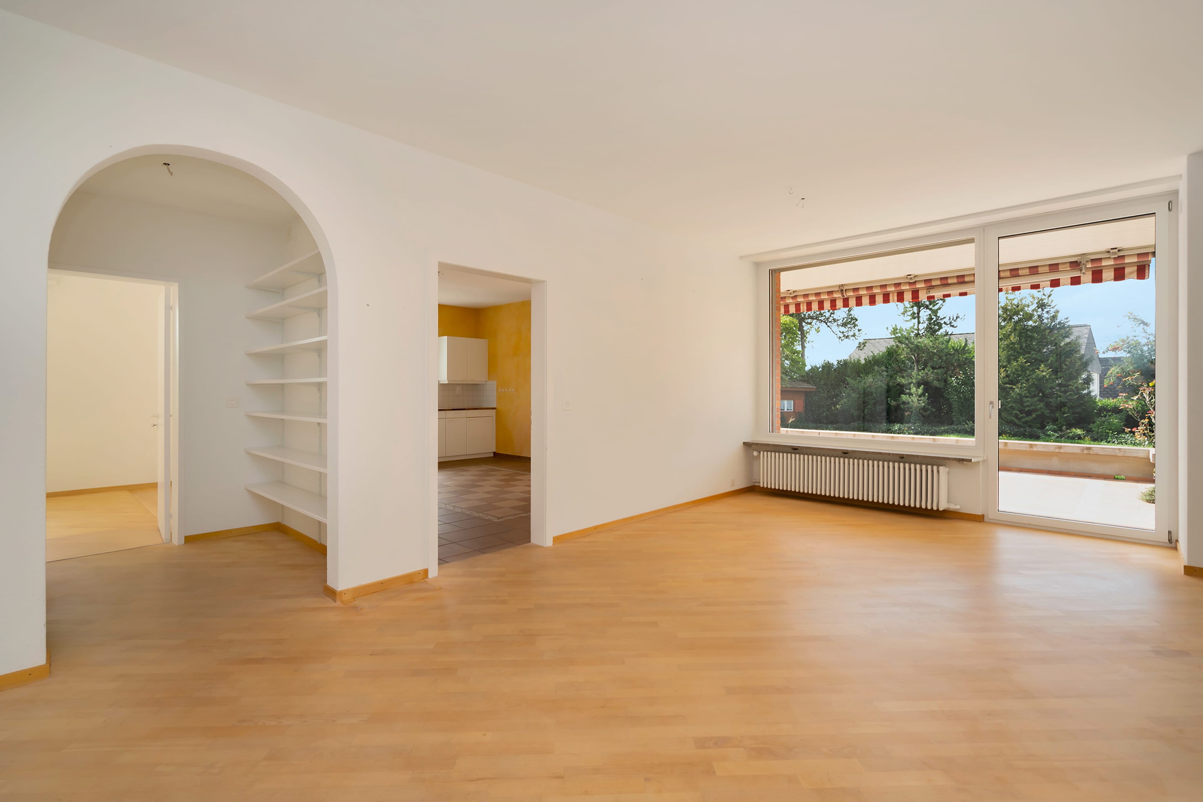 Grosszügiges Wohnen mit unverbaubarem Weitblick – Familienresidenz mit Pool in Frauenkappelen - 4