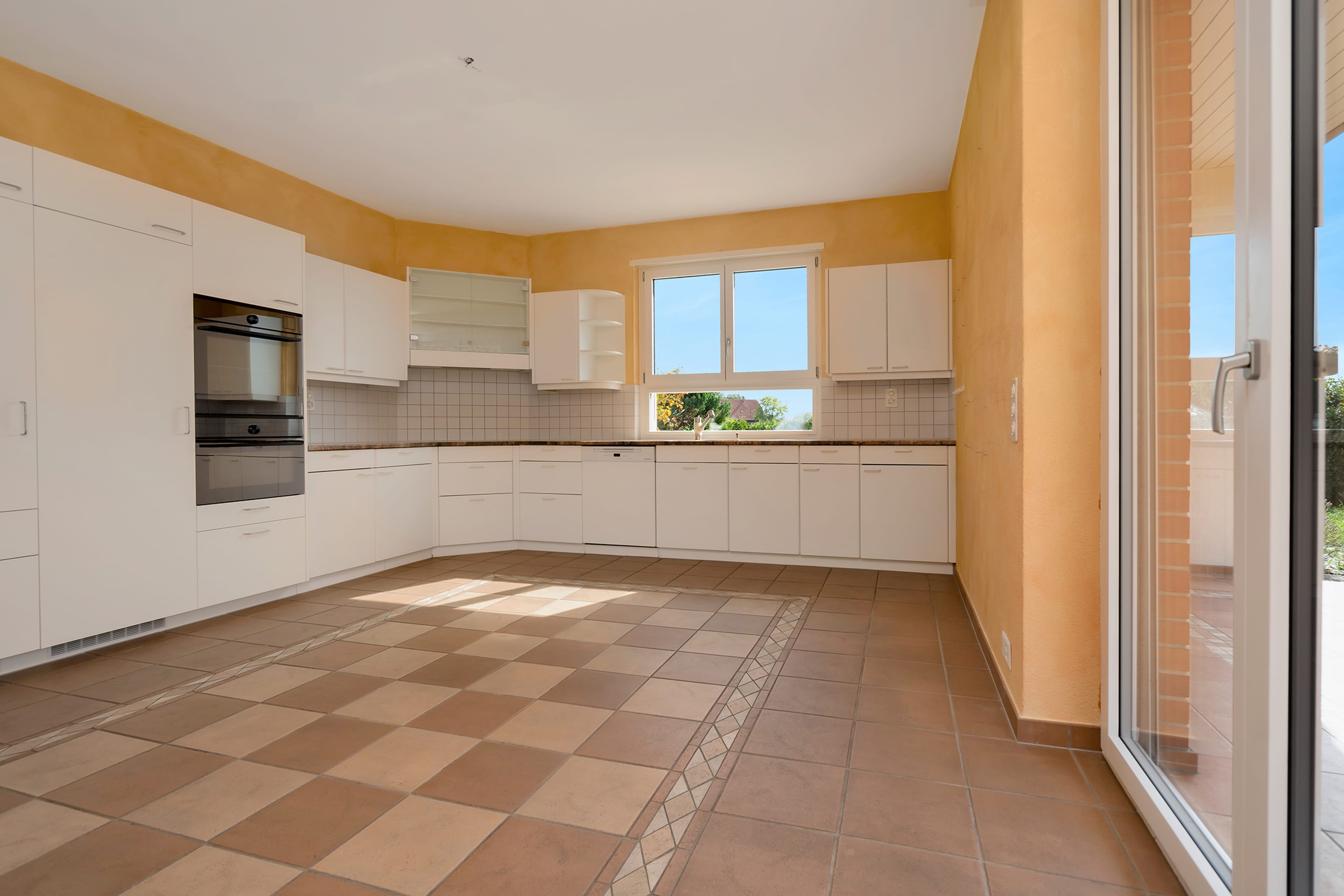 Grosszügiges Wohnen mit unverbaubarem Weitblick – Familienresidenz mit Pool in Frauenkappelen - 7