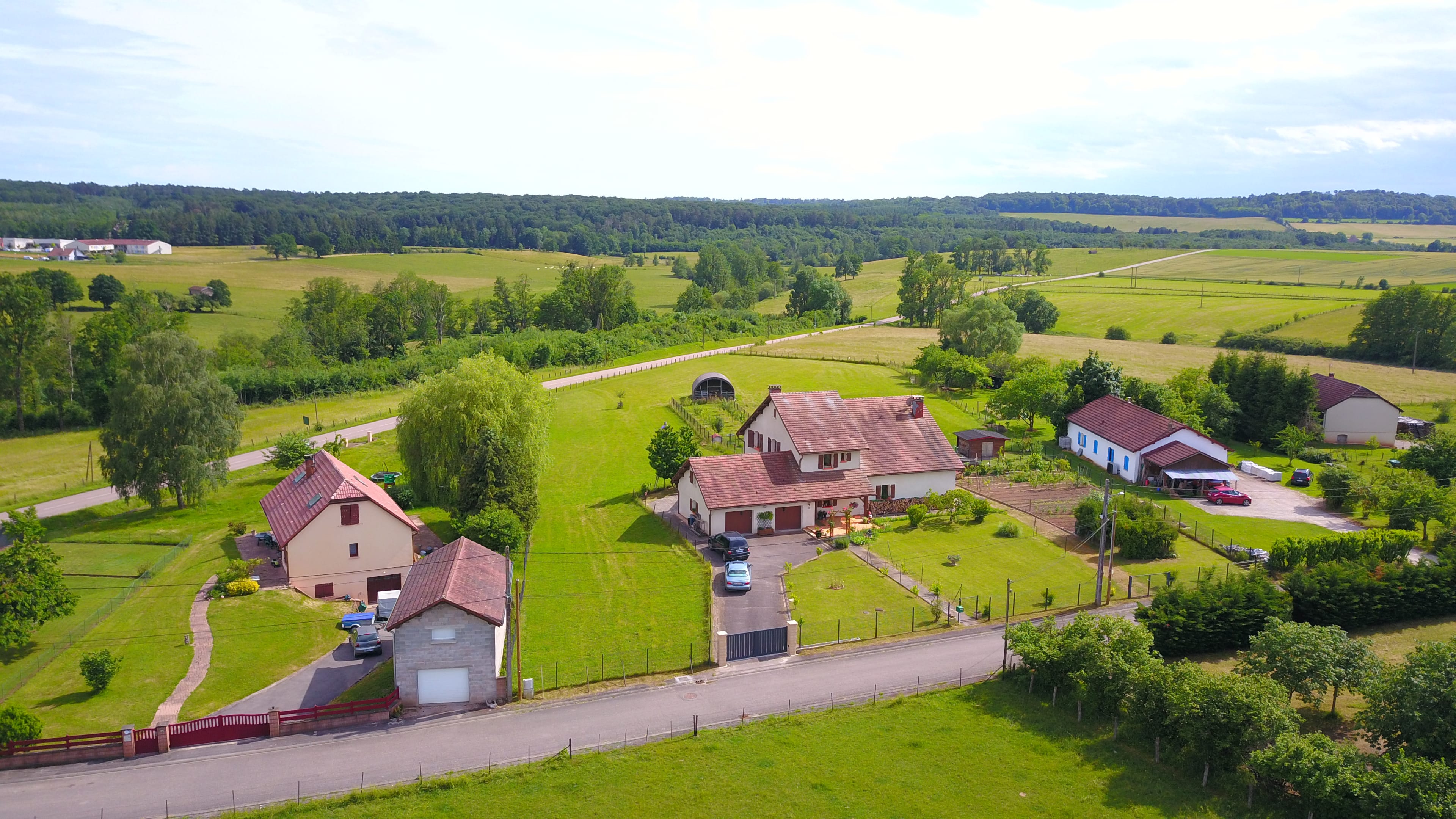 7.5-Zimmer-Landhaus mit 1 ha Grundstück in Monthureux-sur-Saône (FR) nähe Basel und Boncourt - Bild 1