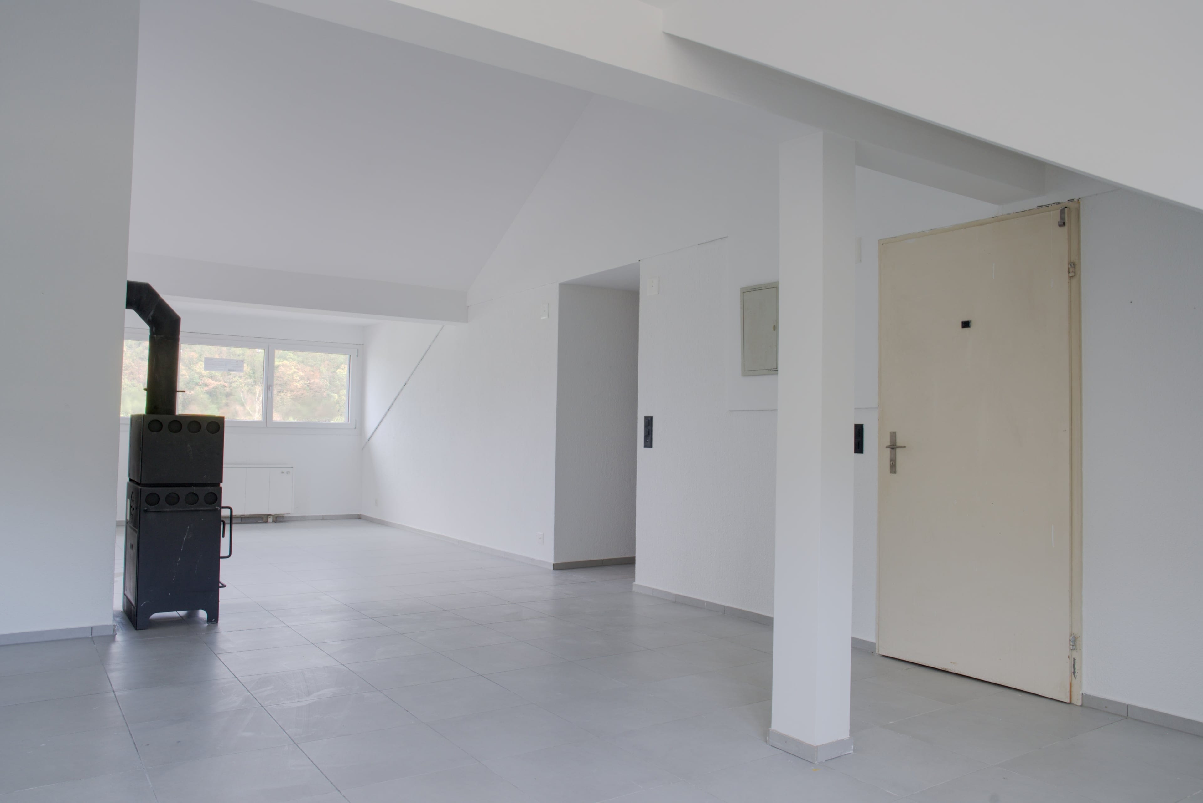 Teilsanierte Dachgeschosswohnung mit zusätzlichem Ausbaupotential - 3