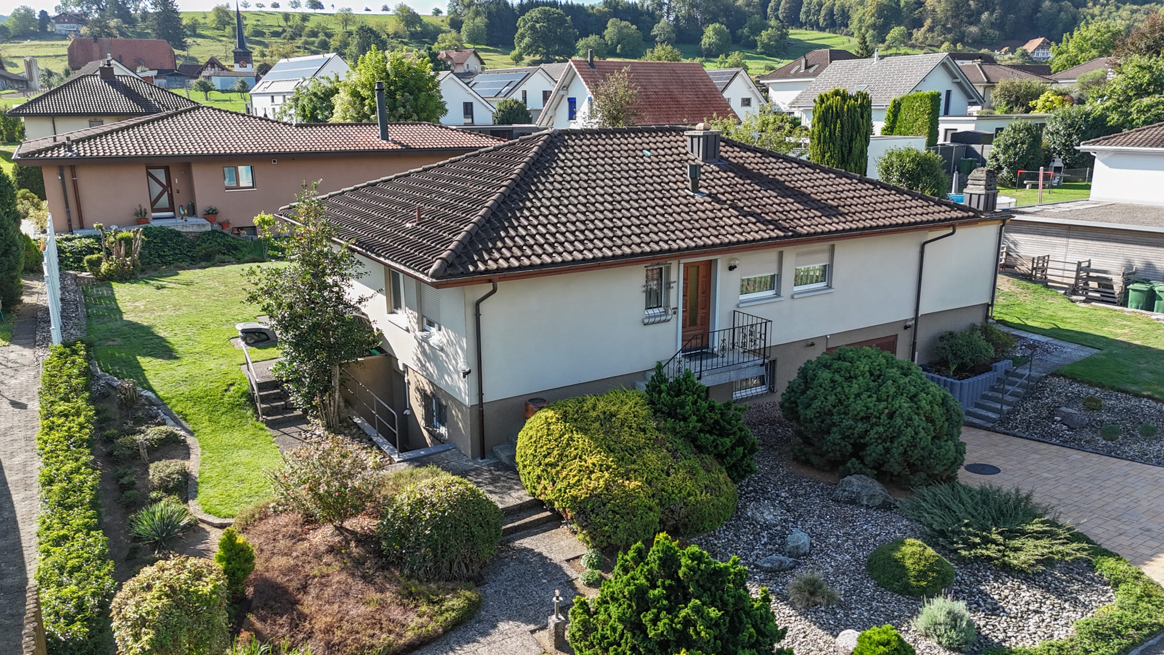 Ein Zuhause zum Geniessen – 5-Zimmer Einfamilienhaus mit Wintergarten & viel Grünfläche