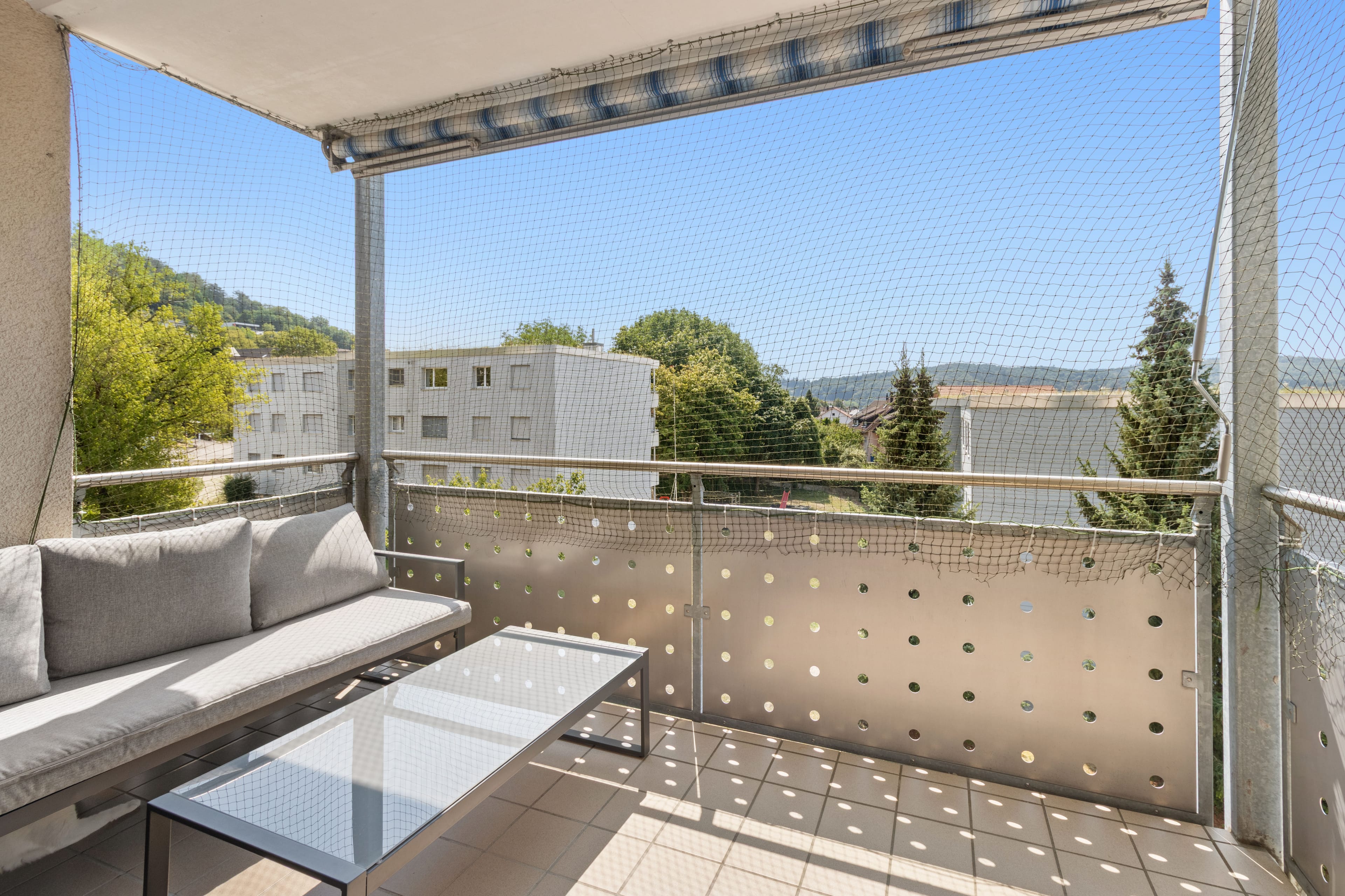 Helle 4.5-Zimmer-Wohnung mit Balkon in Beringen kaufen - Bild 1