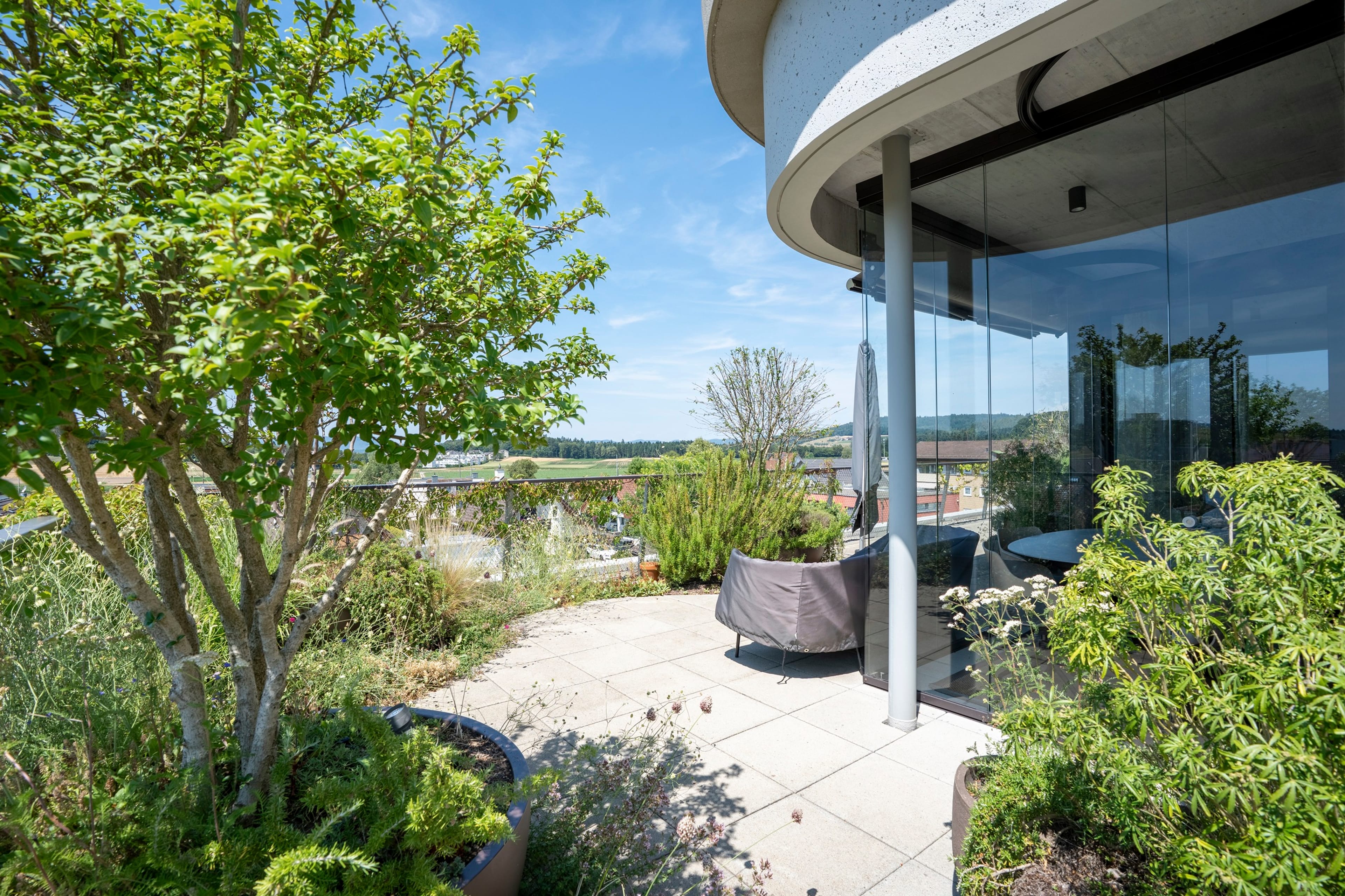 Grosszügige 4.5-Zimmer-Attikawohnung mit Gartenoase und Weitblick