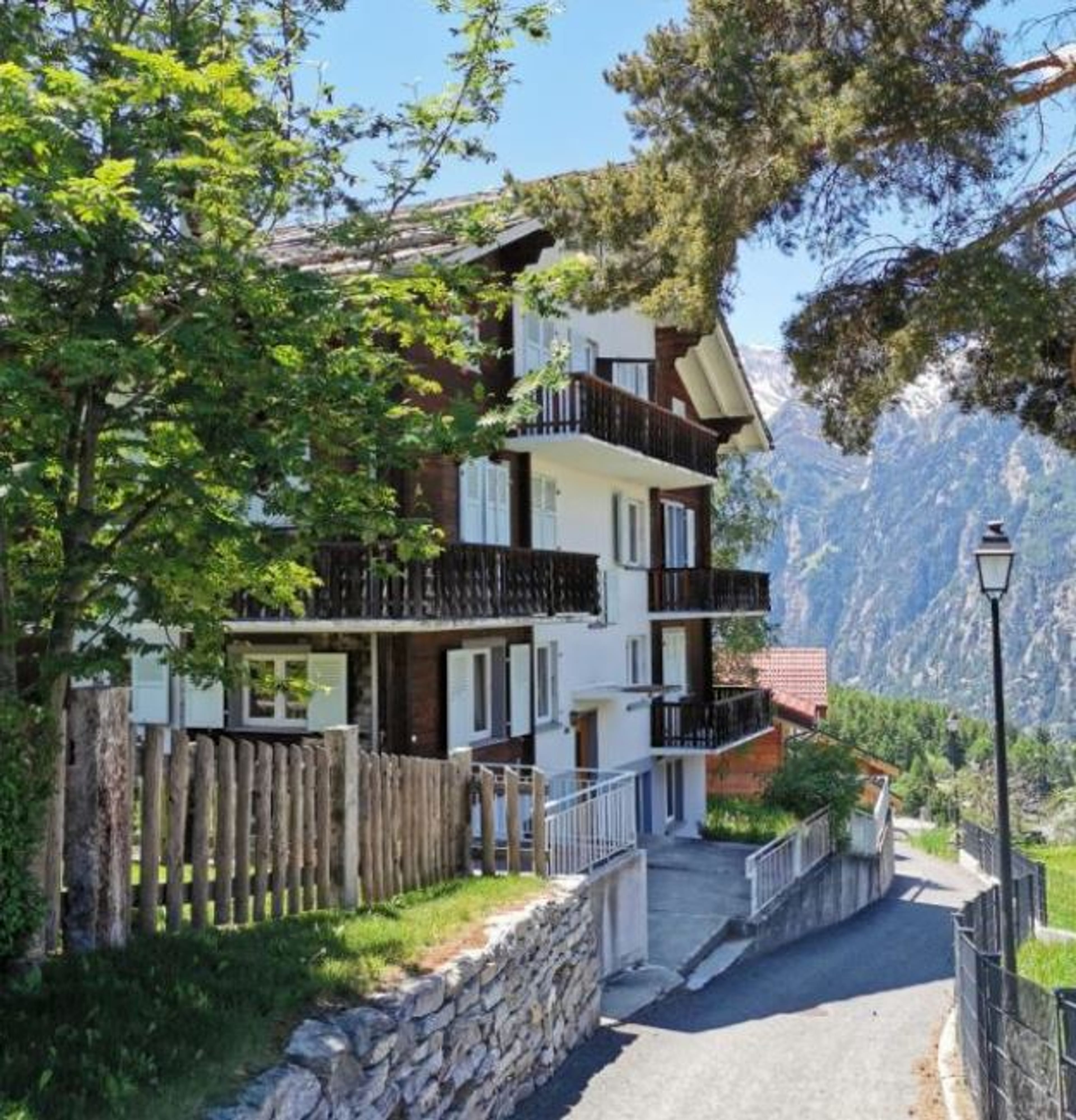 MFH mit 6 Einheiten und Bergsicht in Grächen kaufen - Bild 1
