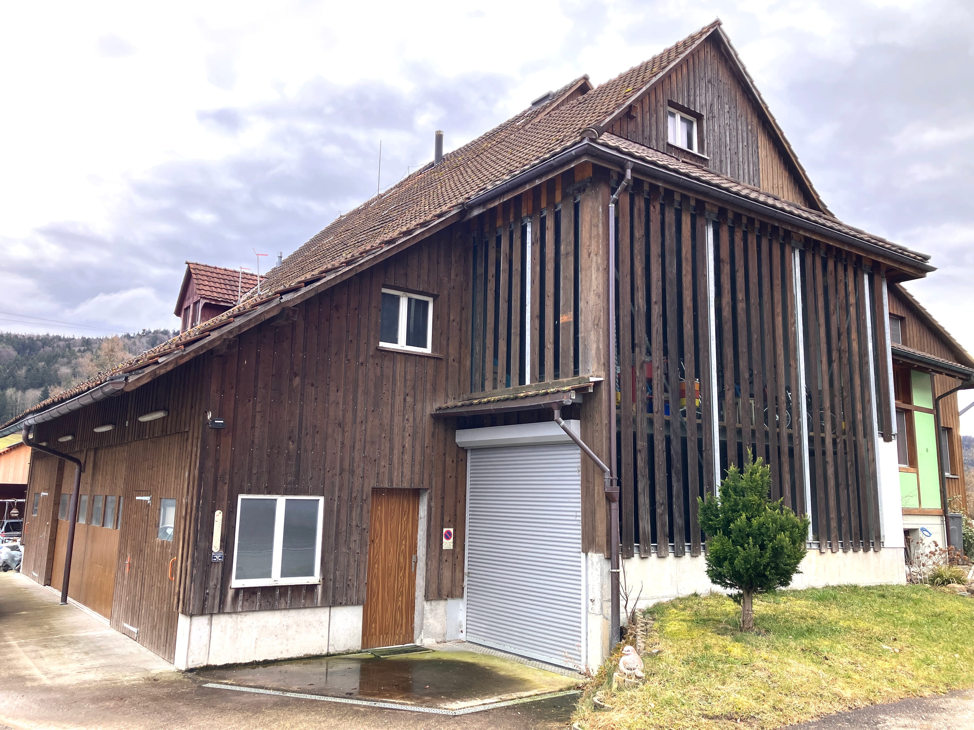 Baubewilligtes 2-Wohnungs-Projekt mit grosser Halle und 2’705 m³ Gebäudevolumen