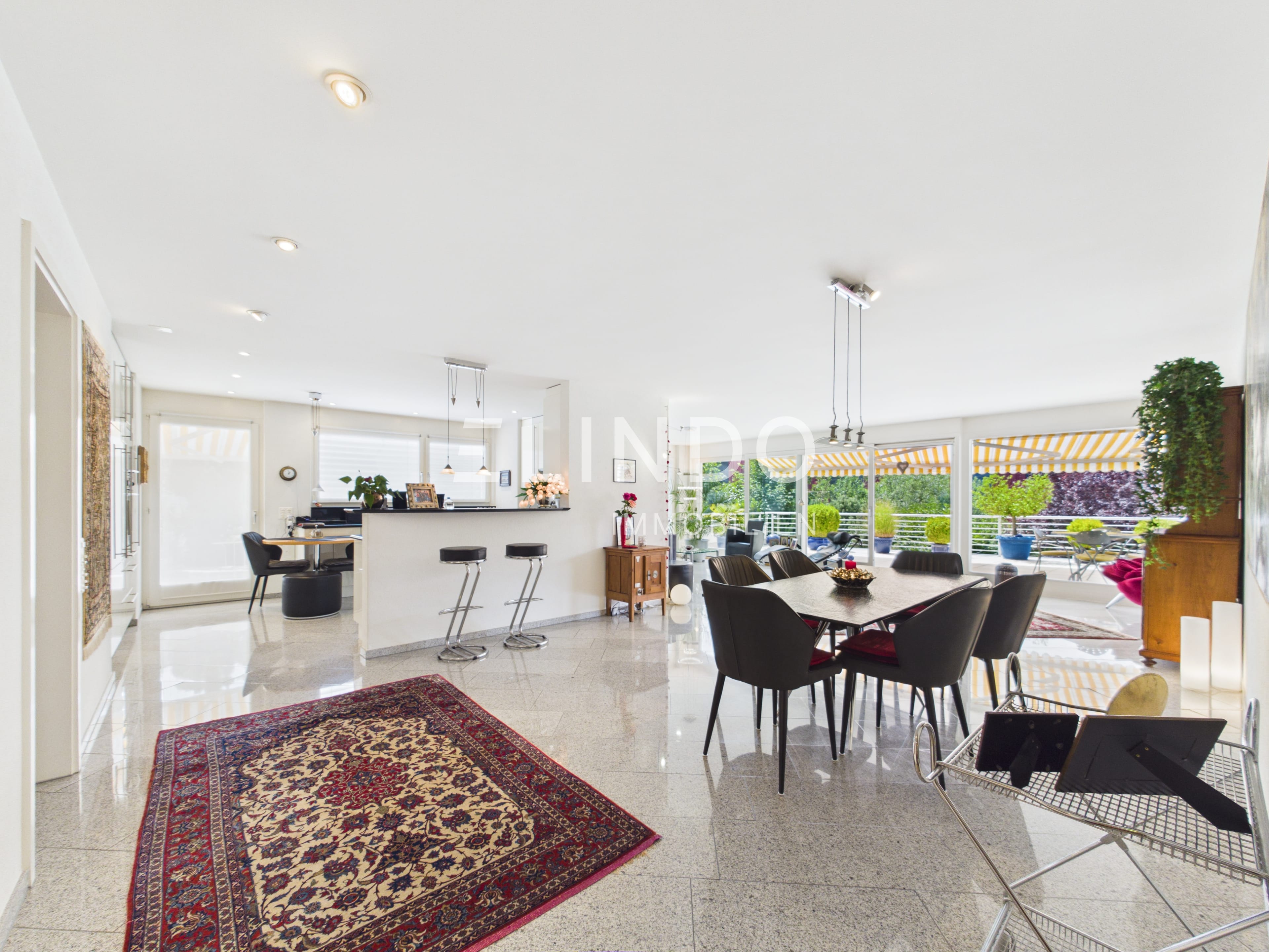 Grosszügige Terrassenwohnung mit Doppelgarage - Bild 2