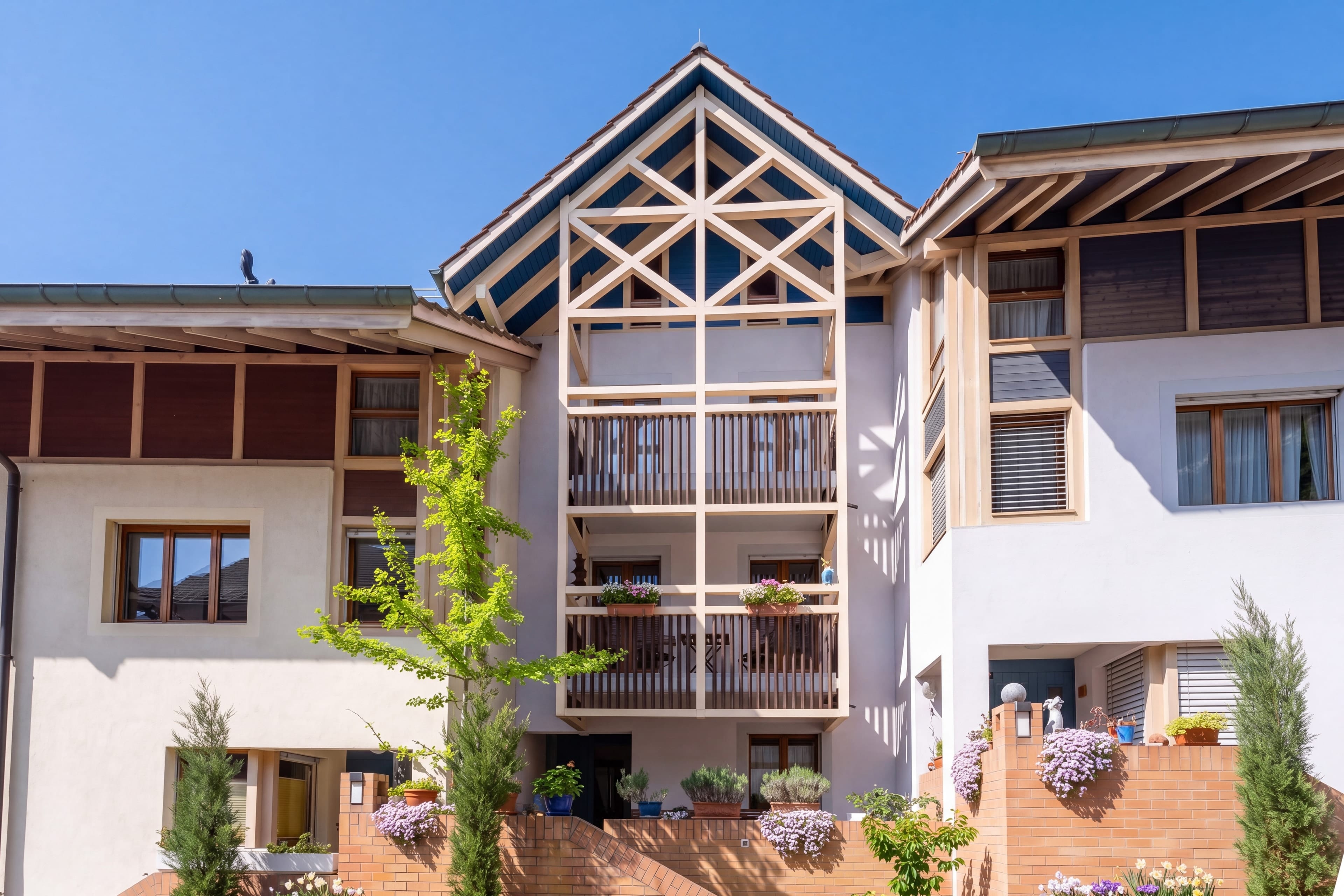5.5-Zimmer-Reihenhaus mit Aussensitzplätzen, zwei Balkonen und einem Einstellhallenplatz