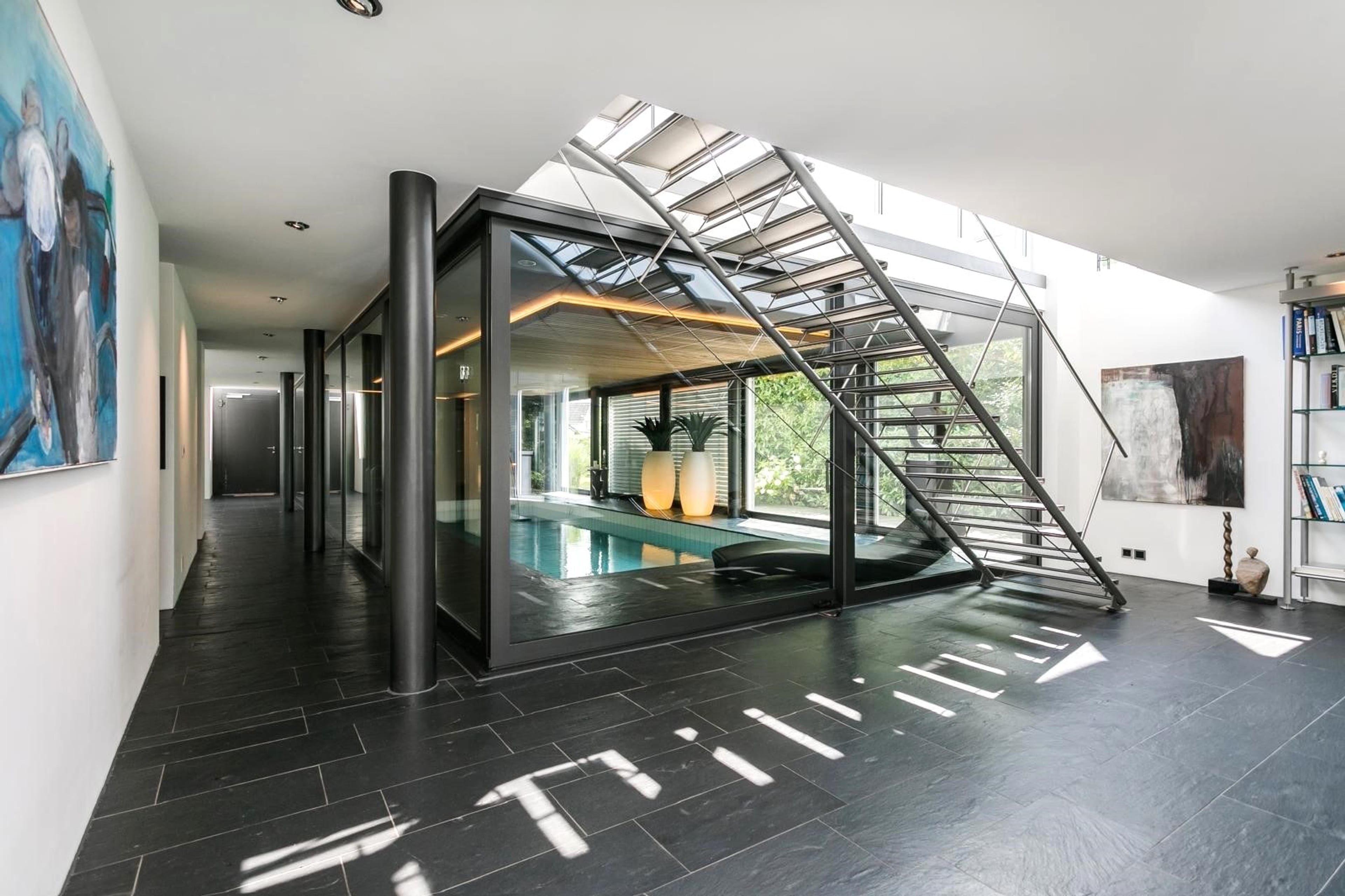 6-Zimmer-Villa mit Innenpool und Seeblick in Freienbach kaufen