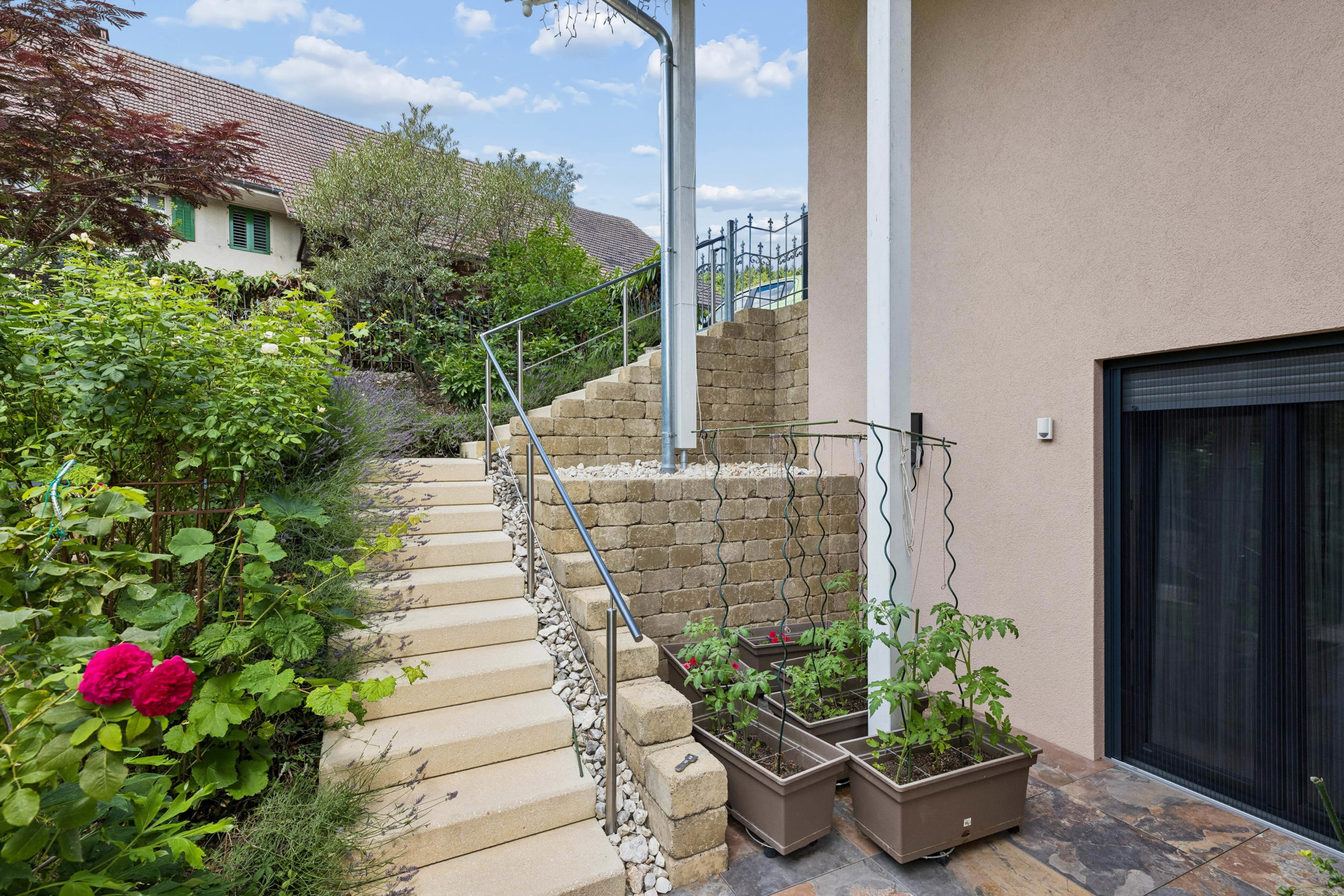 CHF 600'000 unter Schätzwert: 9-Zi-Haus, Jg. 2021 - 23