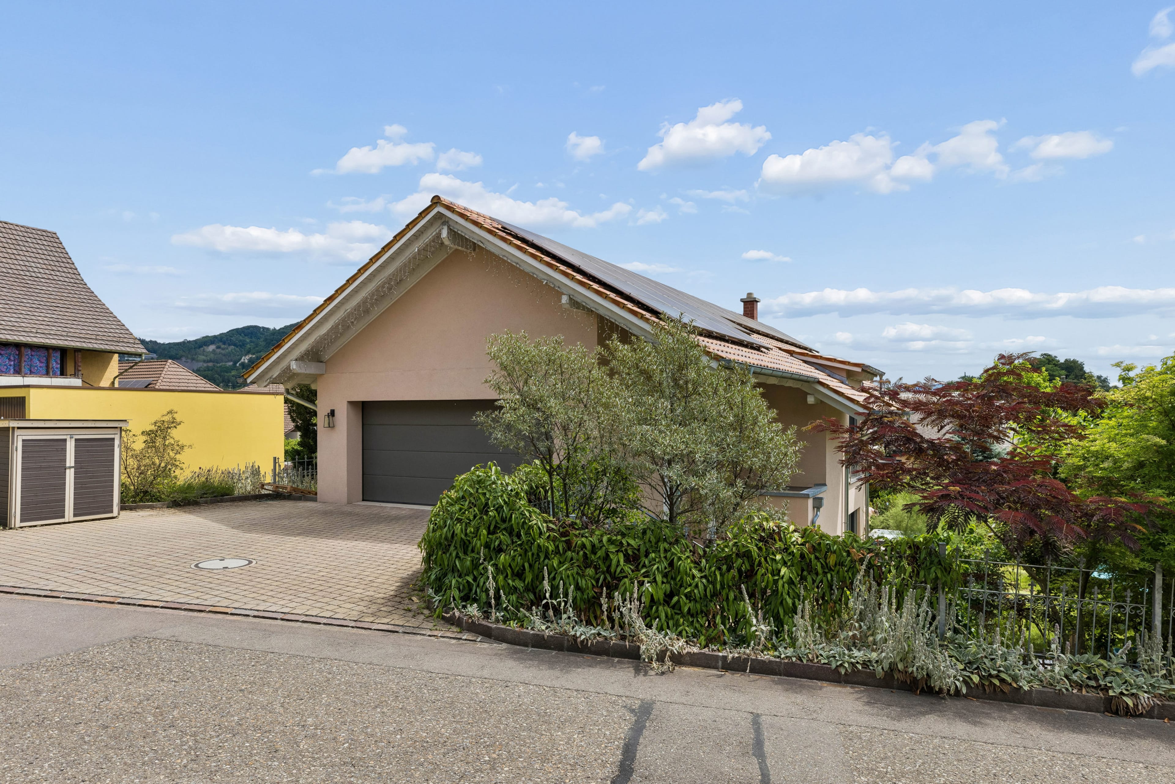 CHF 600'000 unter Schätzwert: 9-Zi-Haus, Jg. 2021 - 24