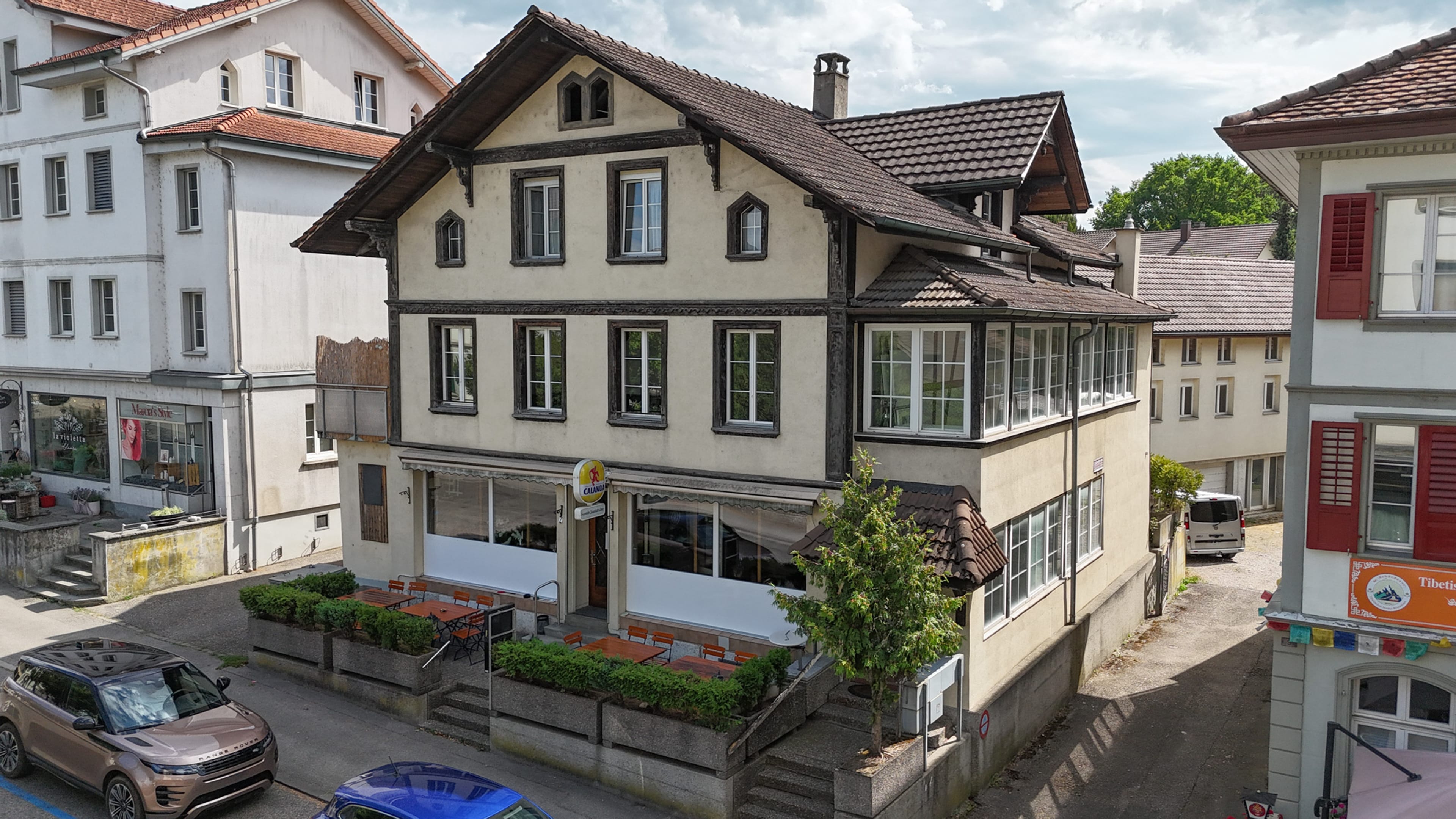 Wo Wohnen auf Gewerbe trifft – Vielseitige Liegenschaft mit Restaurant & Lagergebäude