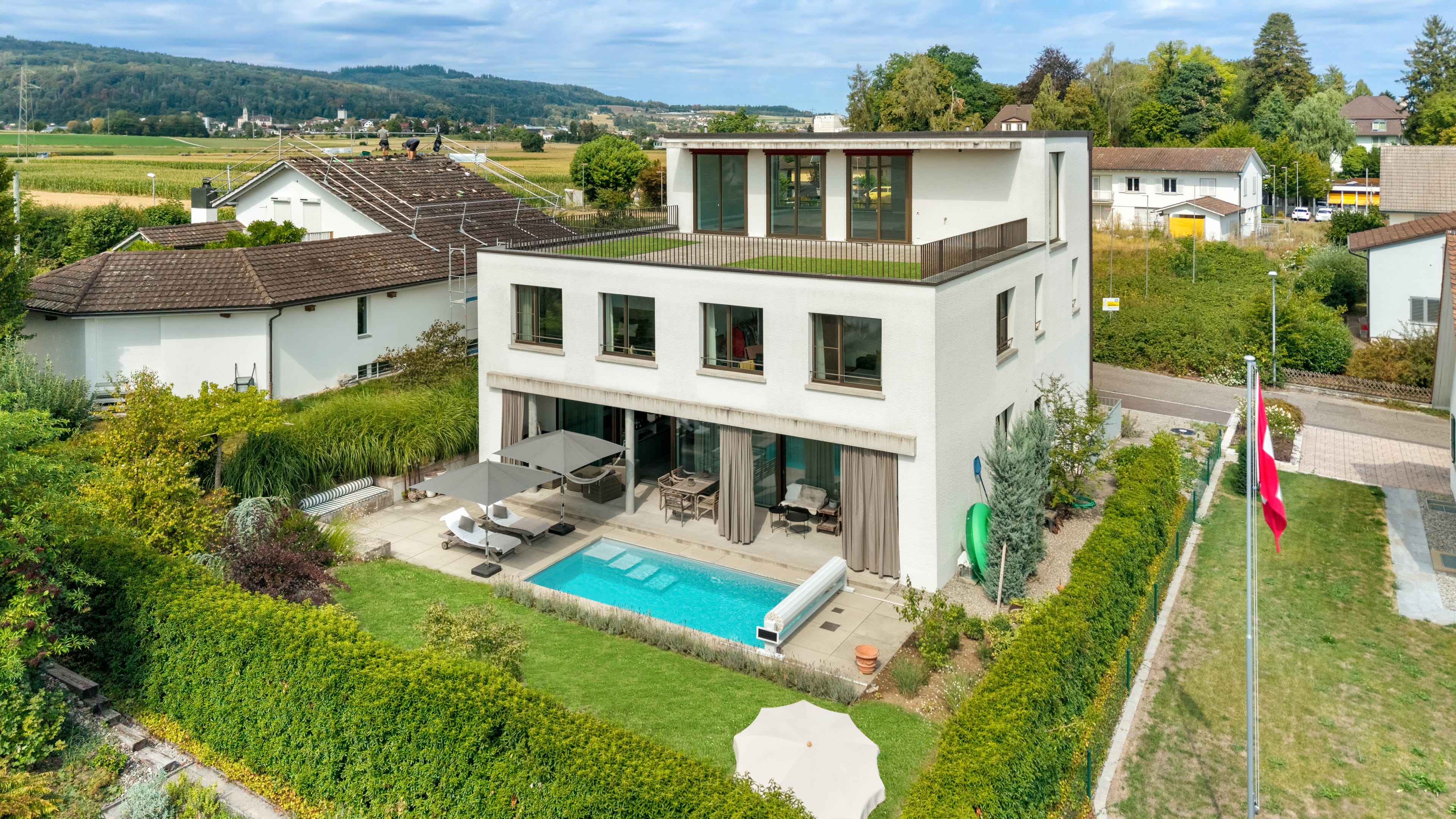 5-Zimmer-Gartenwohnung mit Pool in Wohlen kaufen - Bild 1