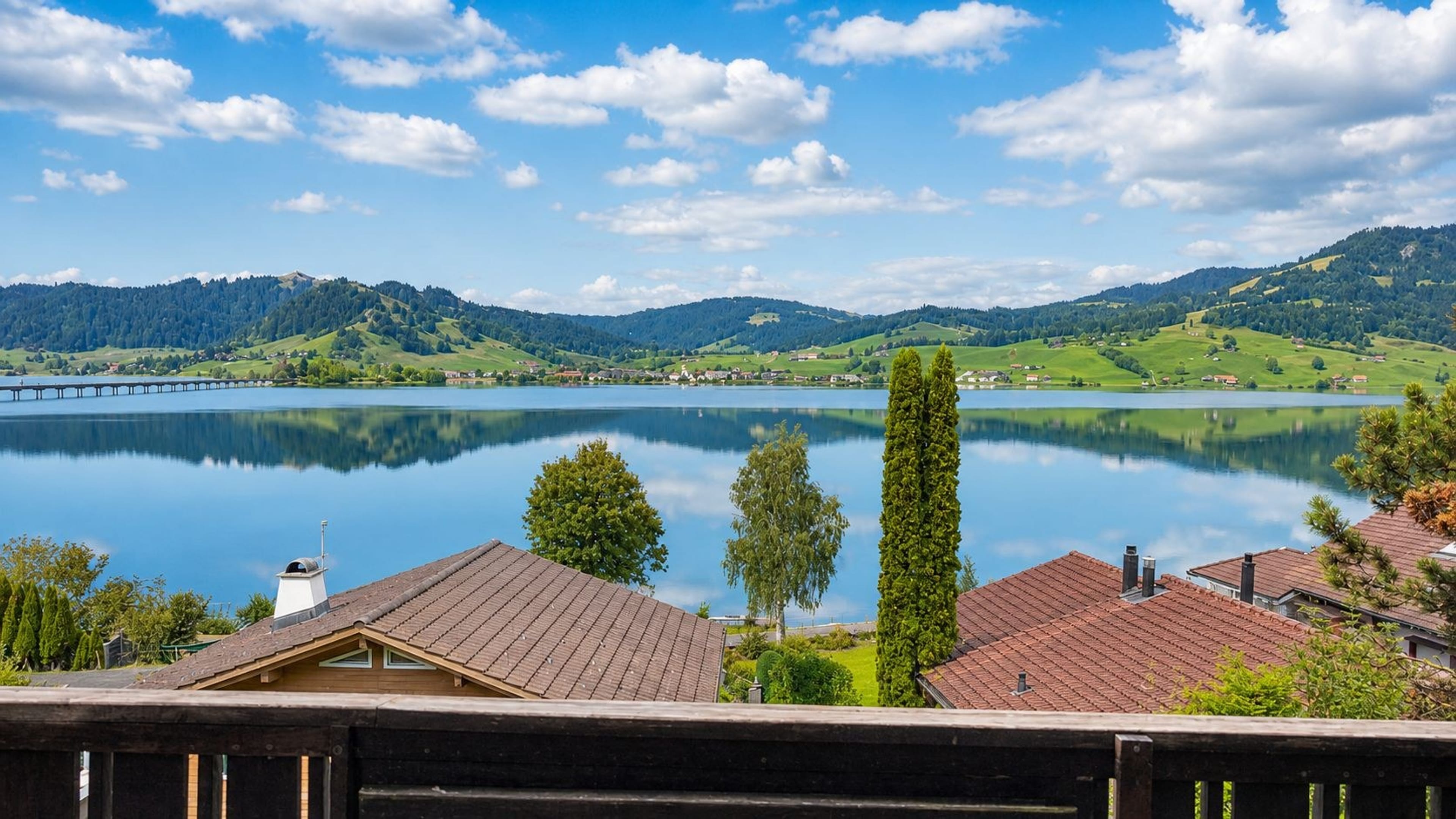 FERIENHAUS MIT SENSATIONELLER SEE- UND BERGSICHT
