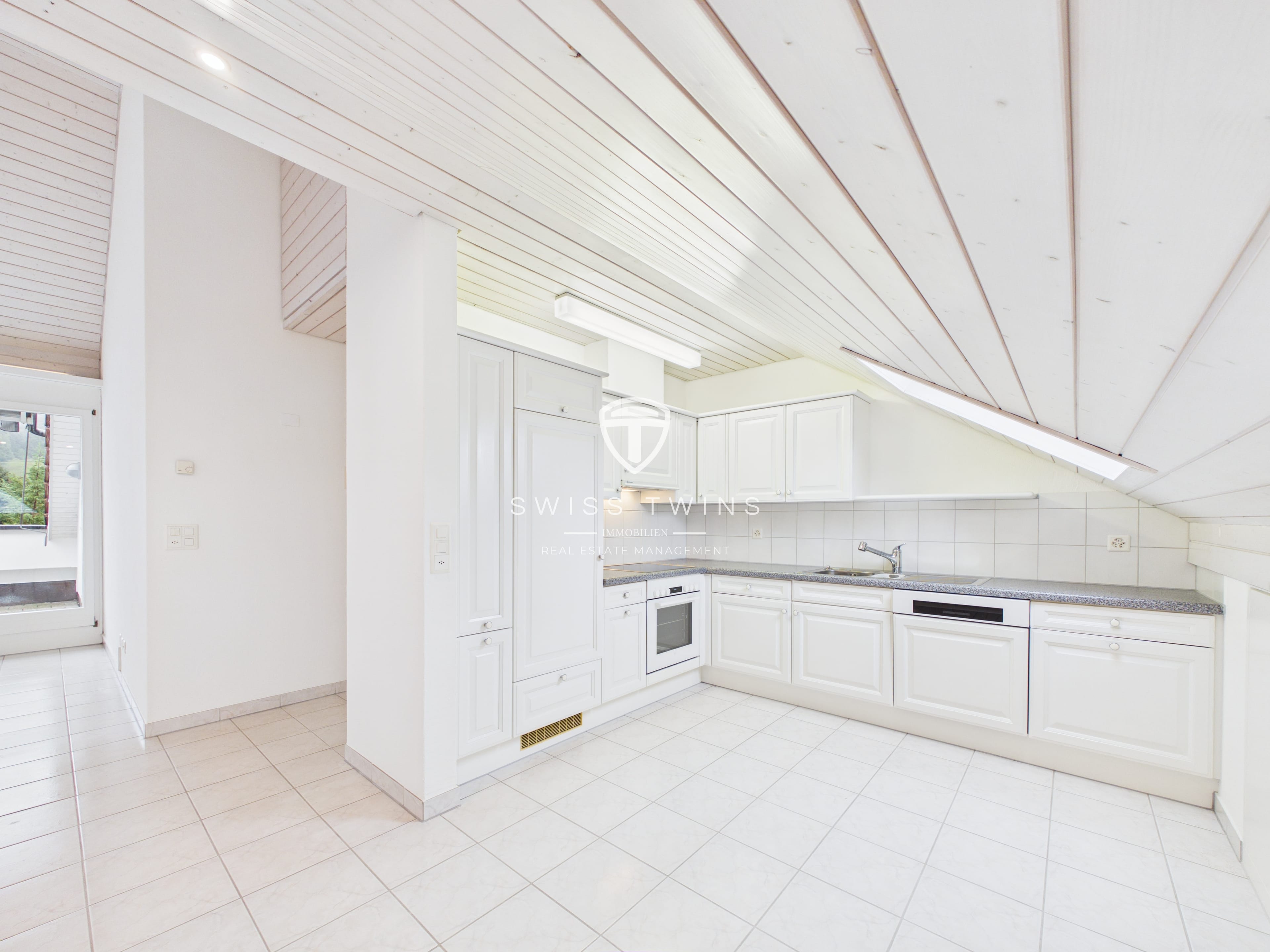 Frisch renovierte 2-Zimmer-Dachwohnung mit Balkon in Buttikon - 4