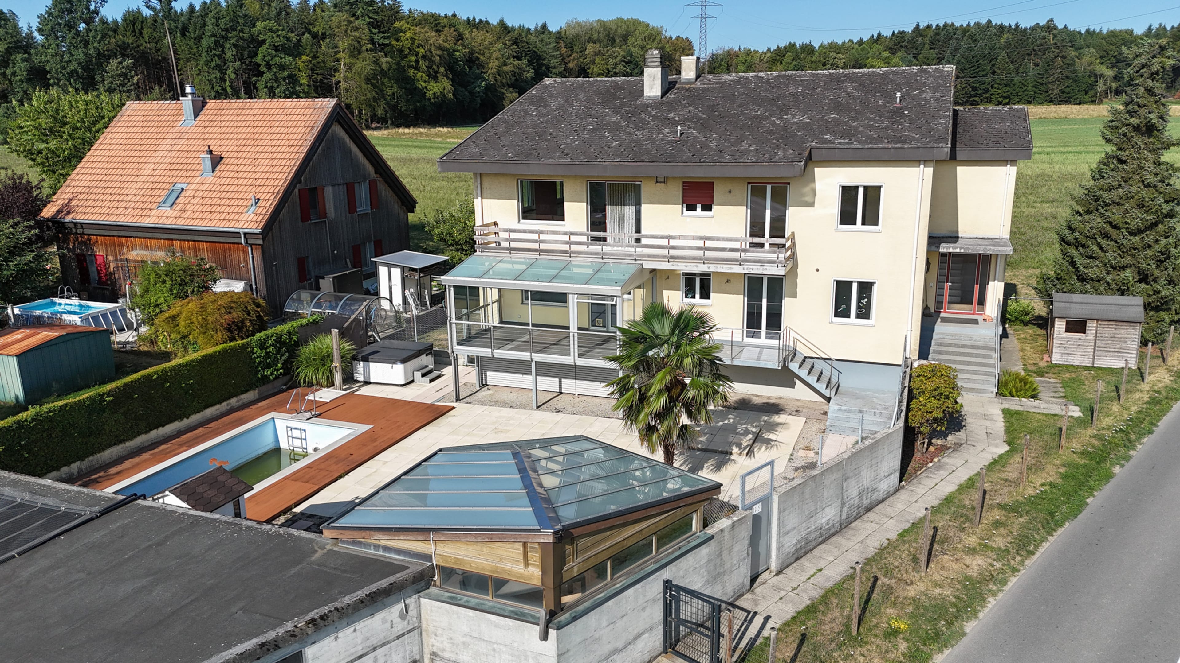 Zwei Wohneinheiten, unzählige Möglichkeiten – Ihr neues Zuhause mit privater Wellnessoase - 1